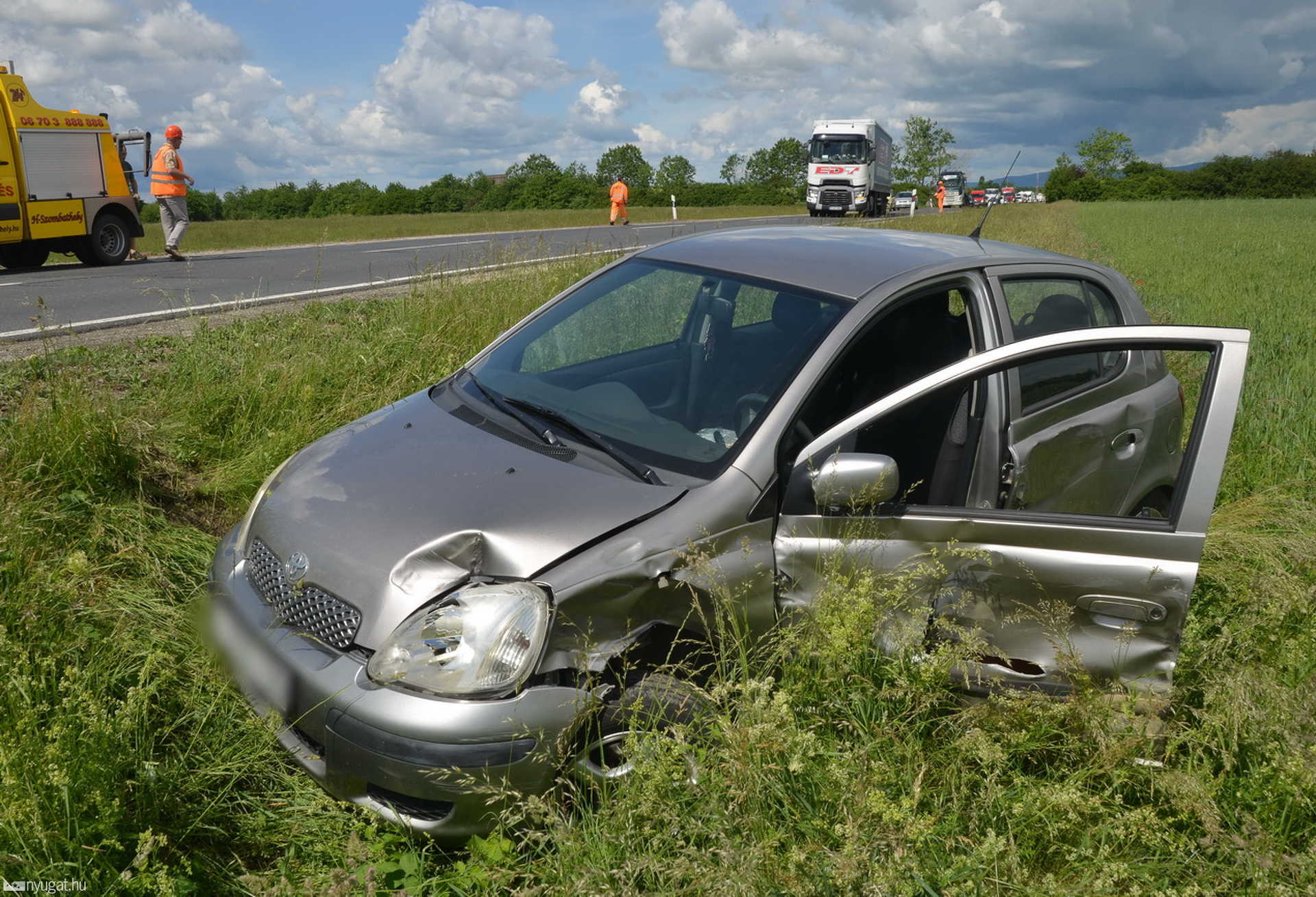 Teherautó lökött szántóföldre Toyotát a 87-es főúton