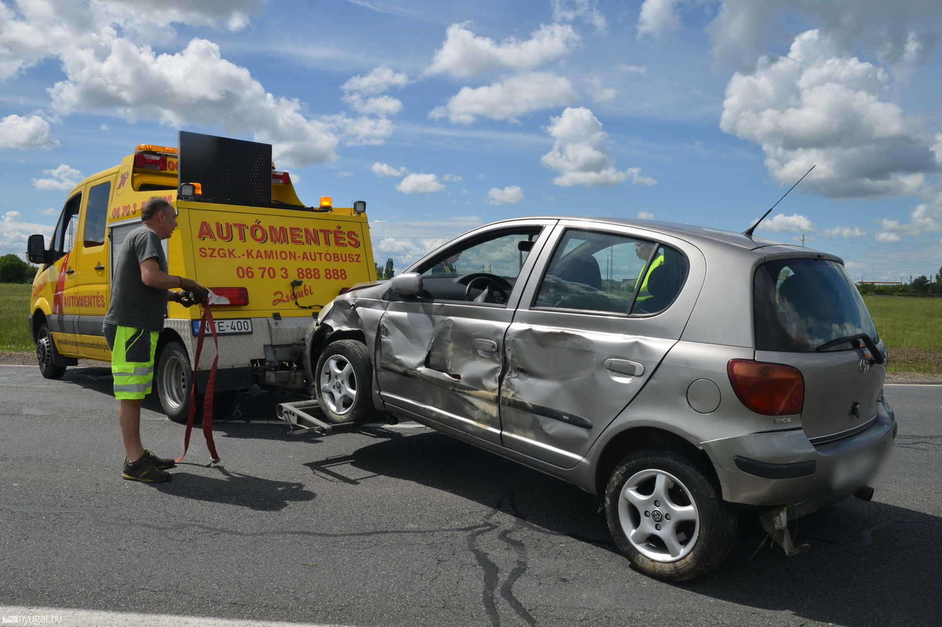 Teherautó lökött szántóföldre Toyotát a 87-es főúton 