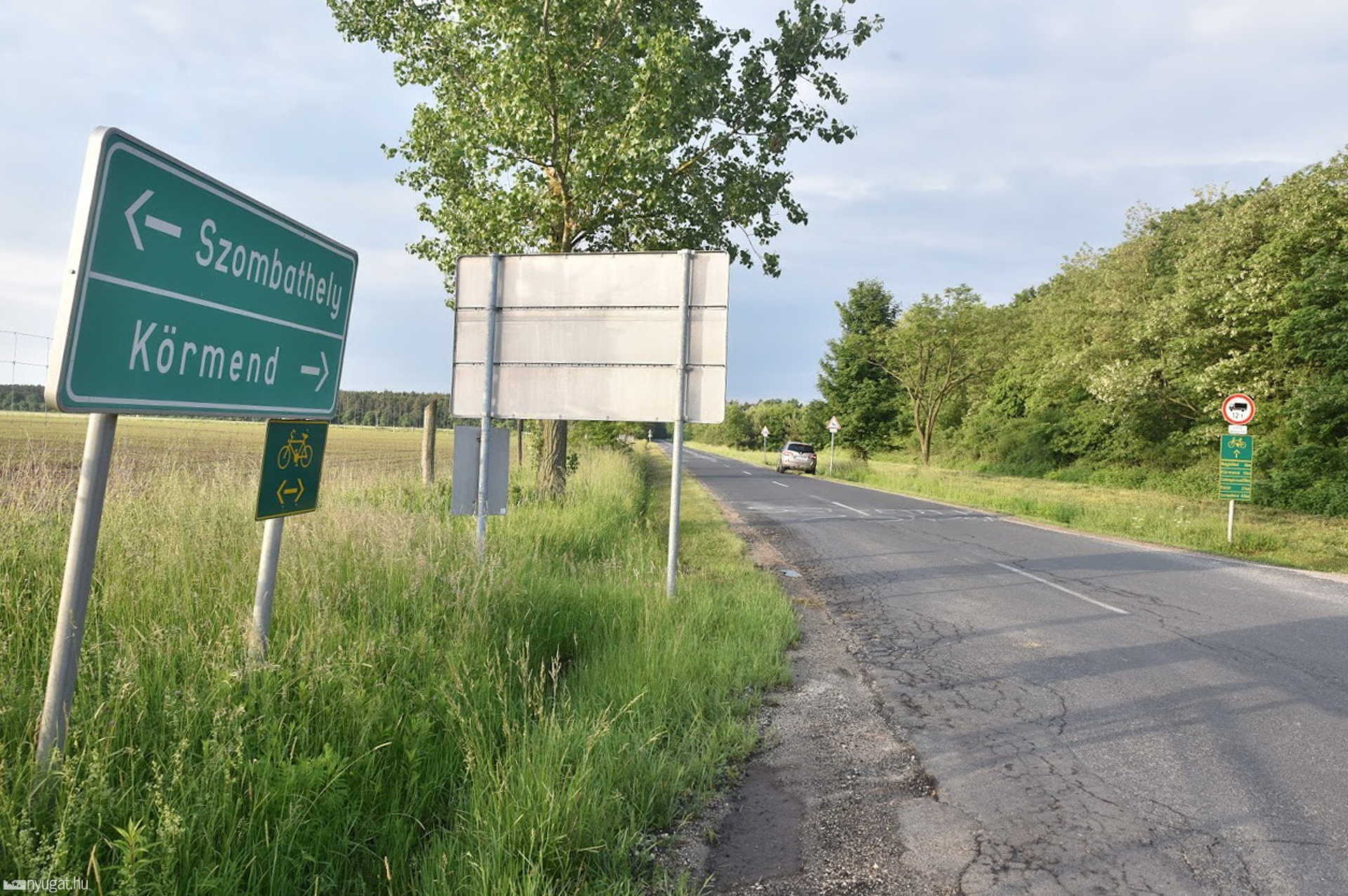 Lánykérés veszélyt jelző tábla mellett