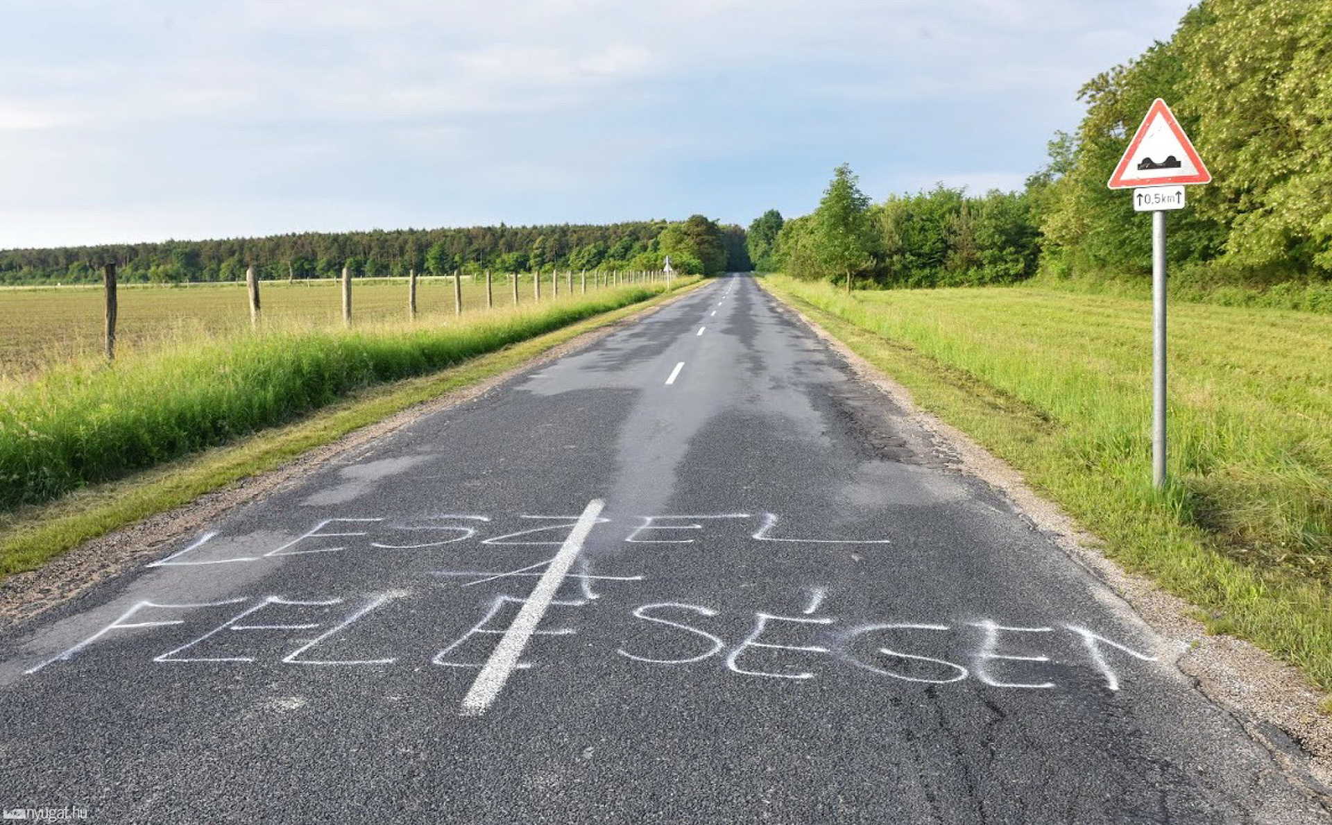 Lánykérés veszélyt jelző tábla mellett