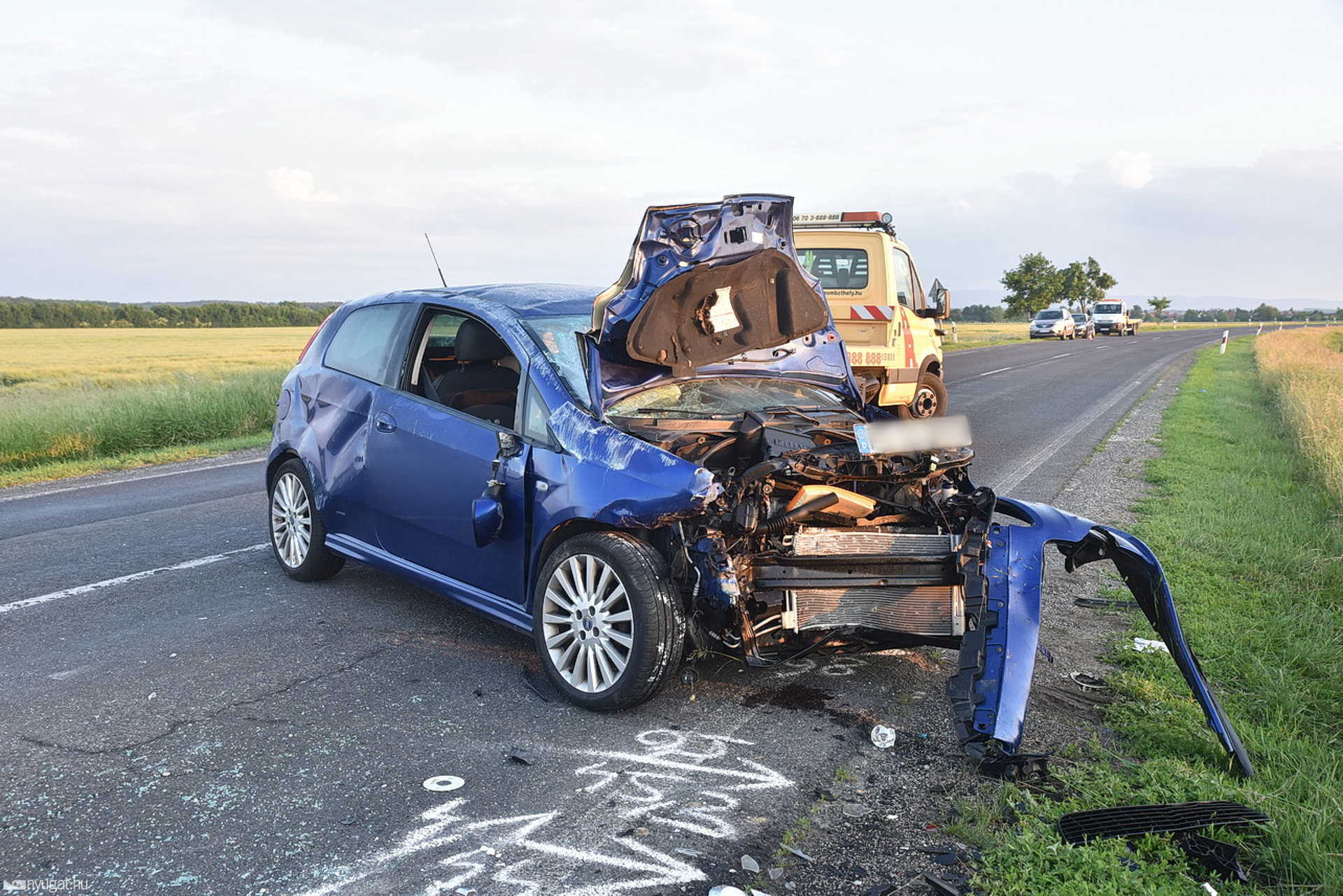 Álló taxiba rohant és felborult egy Fiat