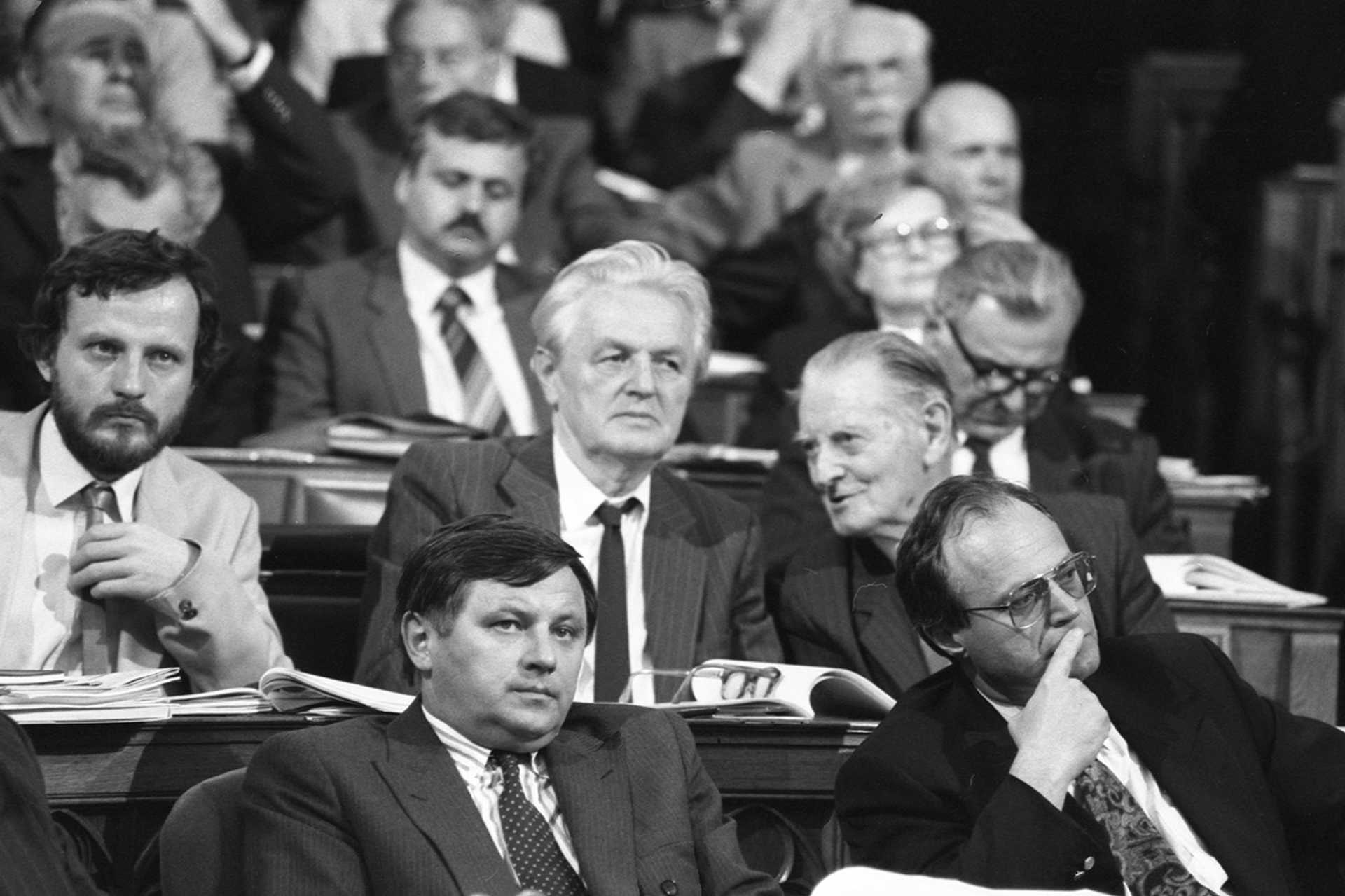 Elől Németh Miklós volt, és Medgyessy Péter leendő miniszterelnök