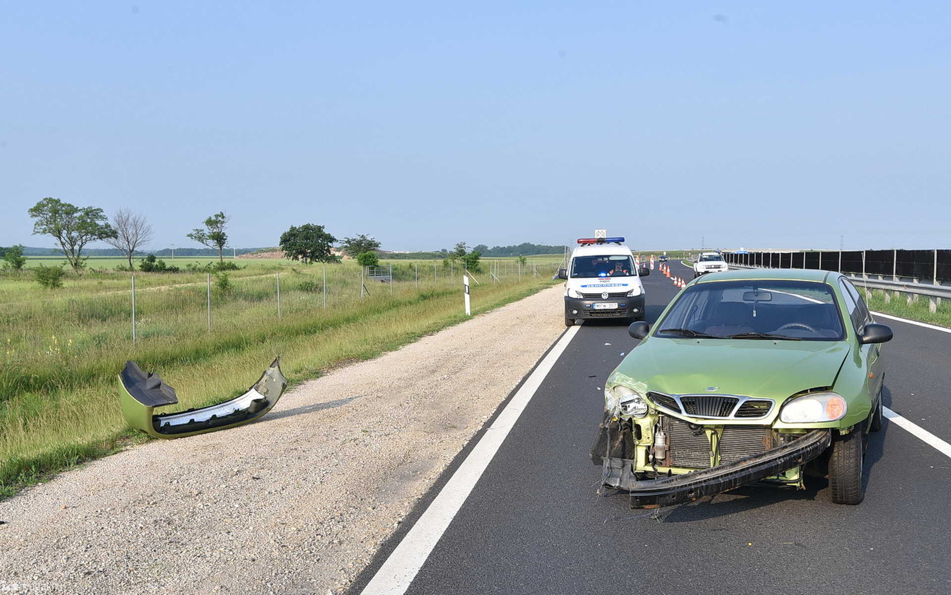 Kormányrántás után ütközött szalagkorlátnak egy Daewoo az M86-oson