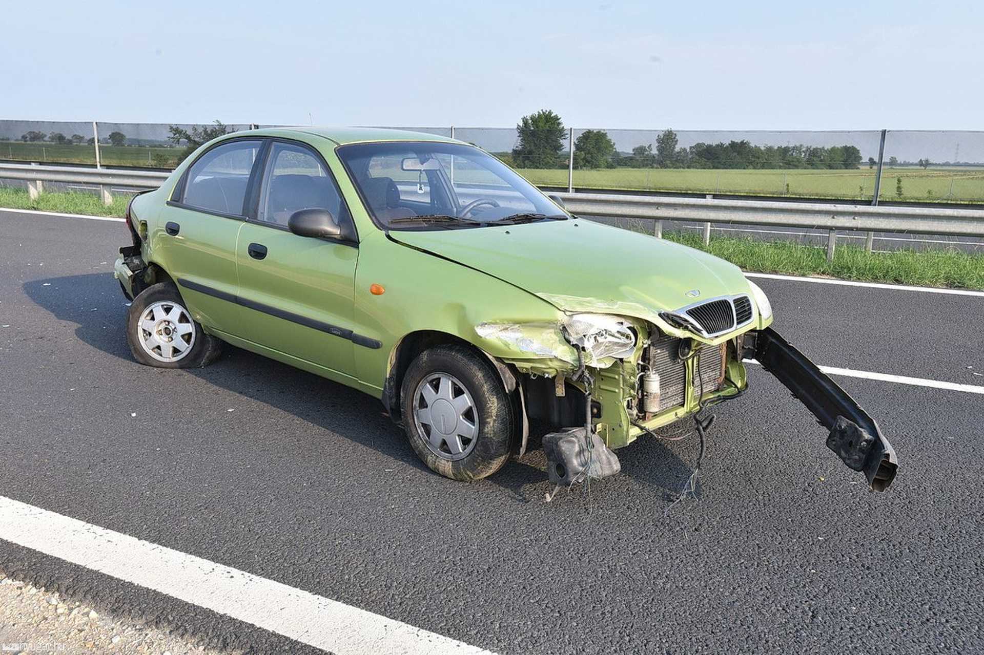 Kormányrántás után ütközött szalagkorlátnak egy Daewoo az M86-oson