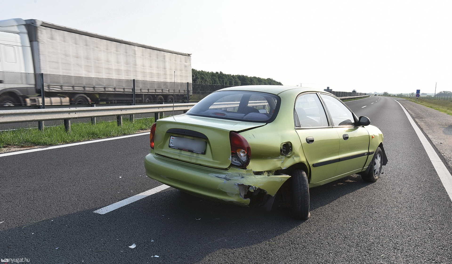 Kormányrántás után ütközött szalagkorlátnak egy Daewoo az M86-oson