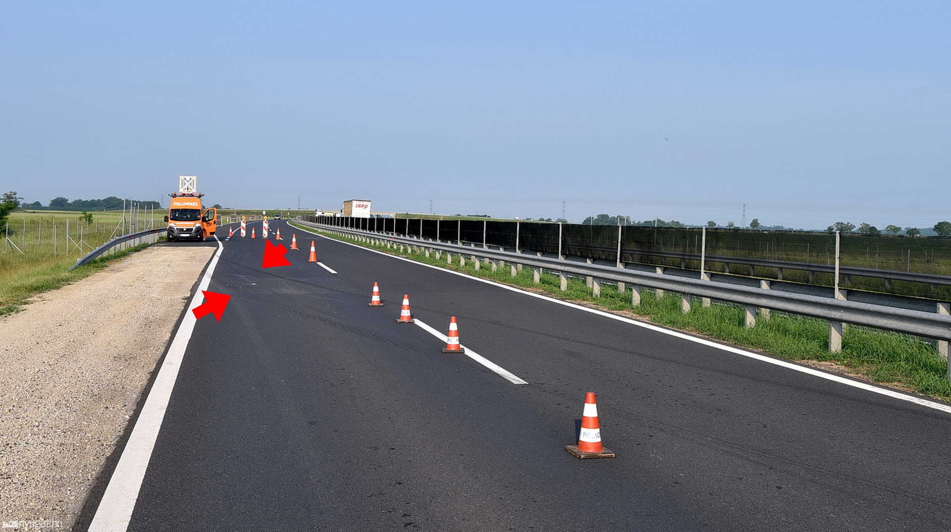 Kormányrántás után ütközött szalagkorlátnak egy Daewoo az M86-oson