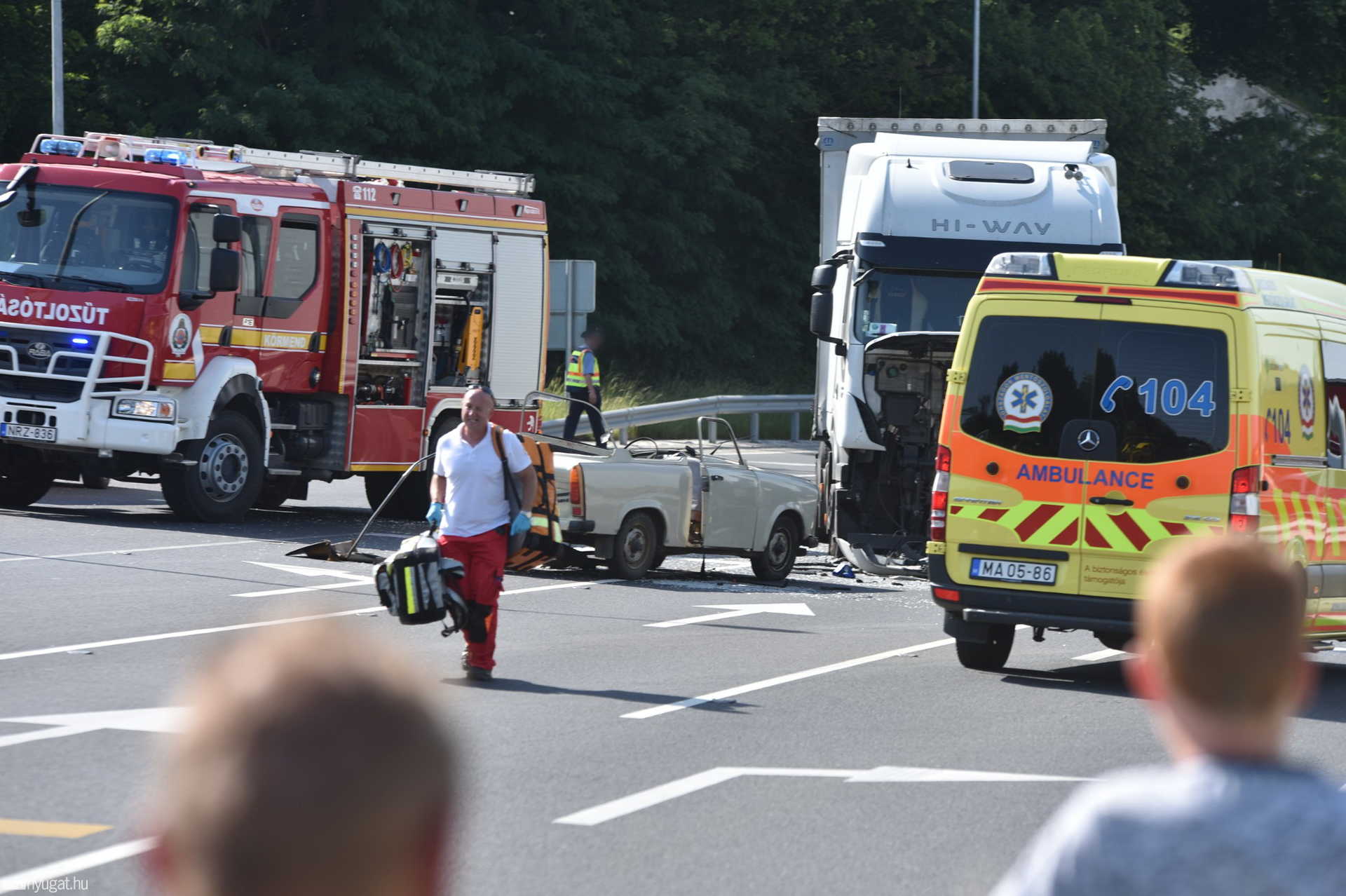Súlyos baleset a 86-oson: trabant és kamion ütközött