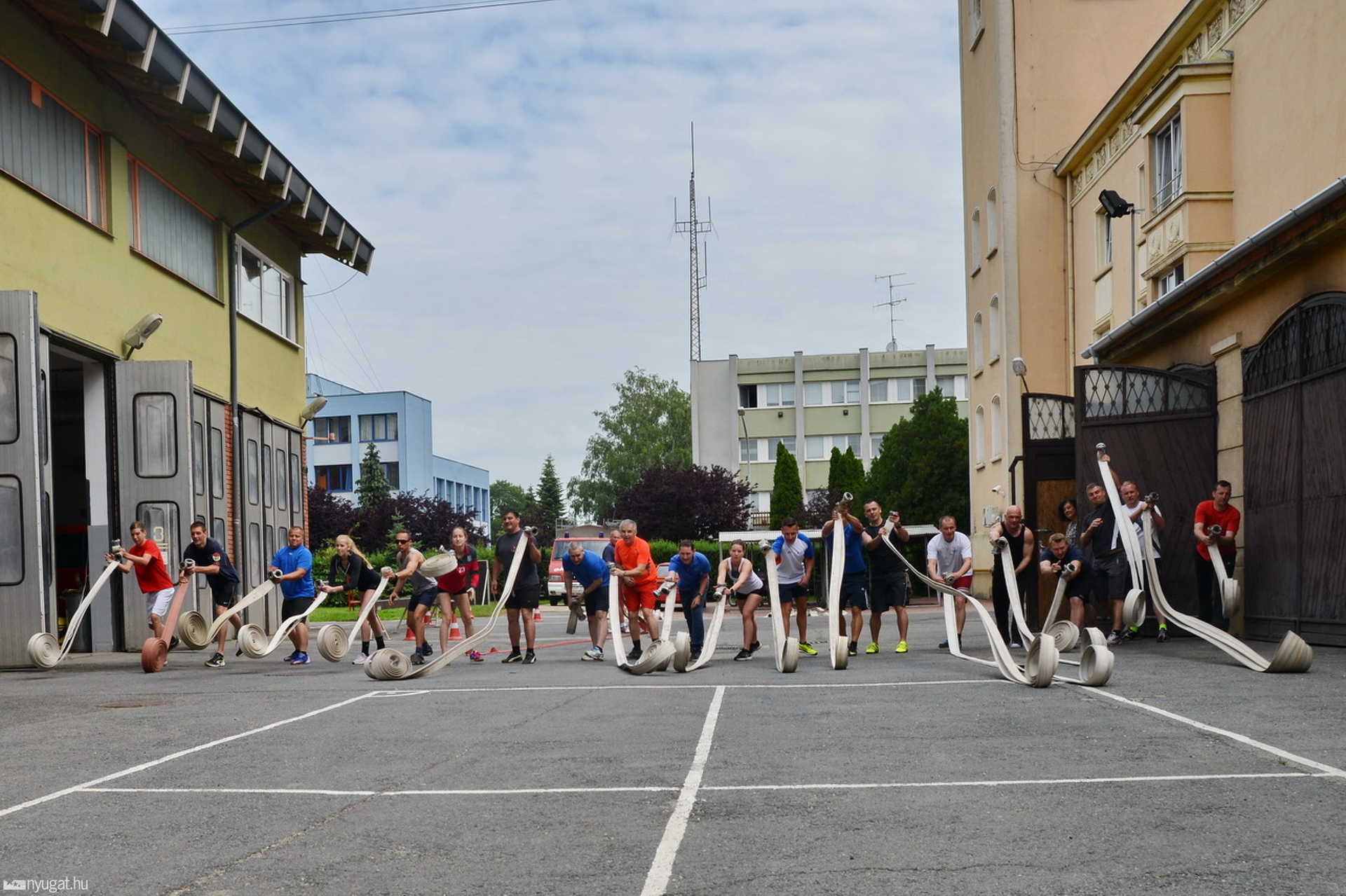 Tömlőgurító, rockizó és frizbiző tűzoltók lepték el a szombathelyi laktanyát - Kihívás Napja 2018.