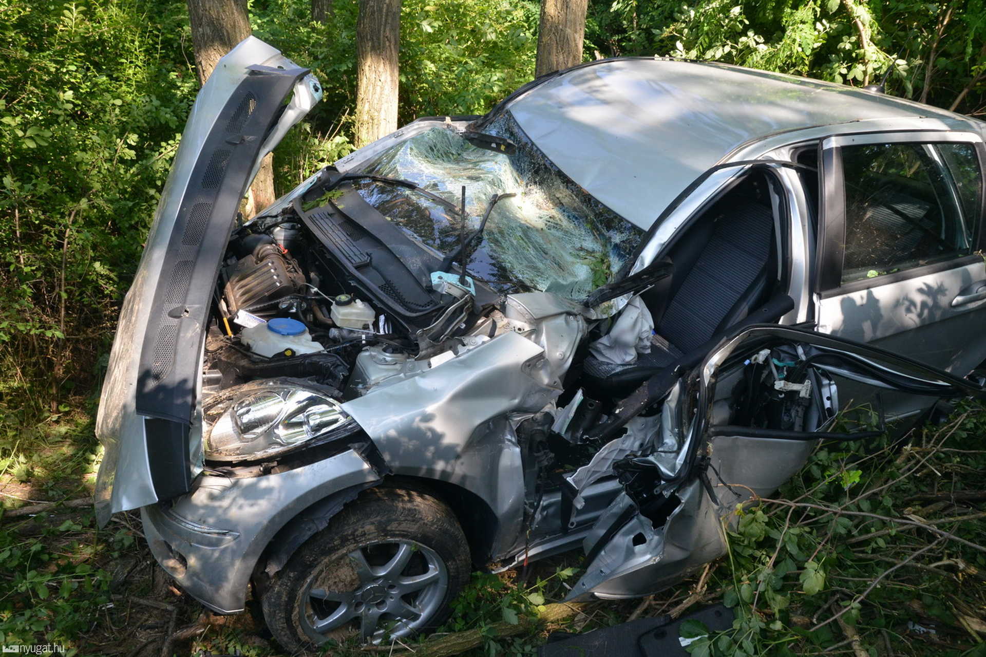 Beszorult a sofőr a fák közé csapódott Mercedesbe Gércénél