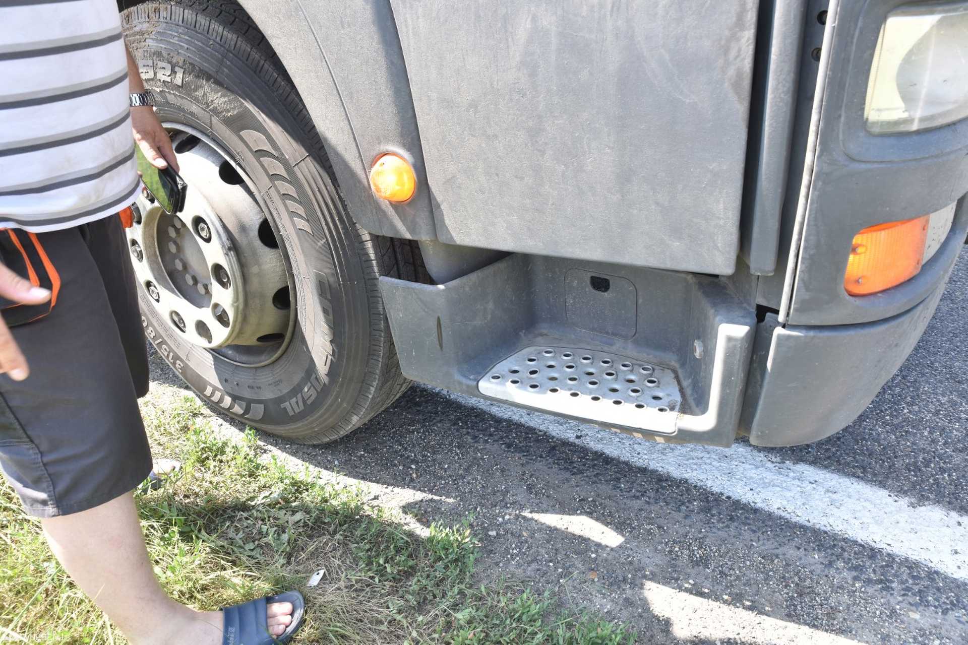 Nem vette észre az idős sofőr, hogy árokba küldött egy teherautót a 84-esen