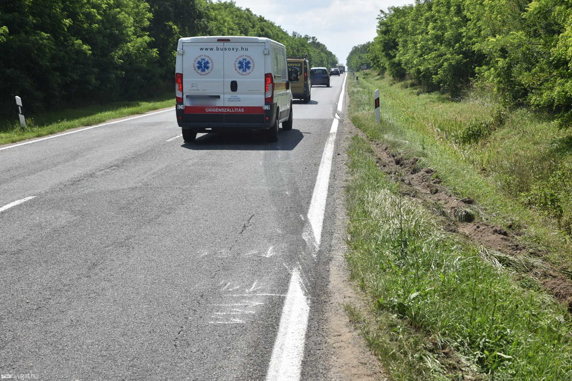 Nem vette észre az idős sofőr, hogy árokba küldött egy teherautót a 84-esen