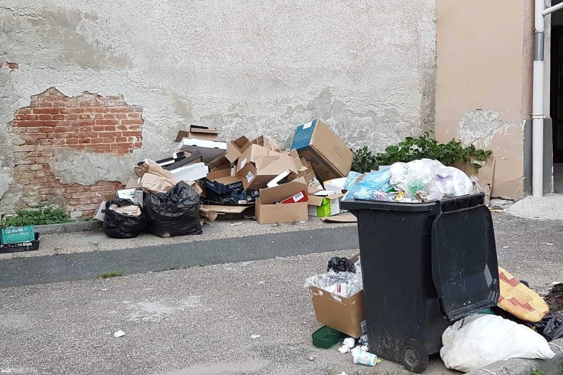 Eltűnt szelektív kukák az Uránia udvarban