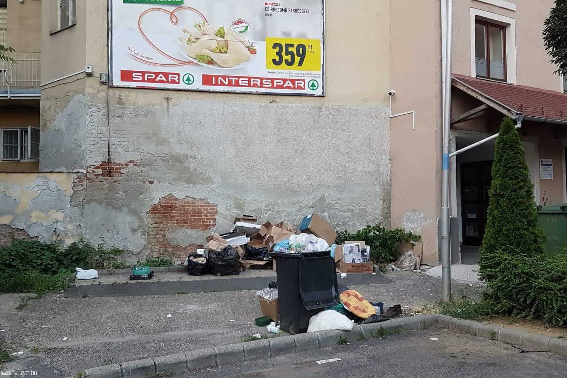 Eltűnt szelektív kukák az Uránia udvarban