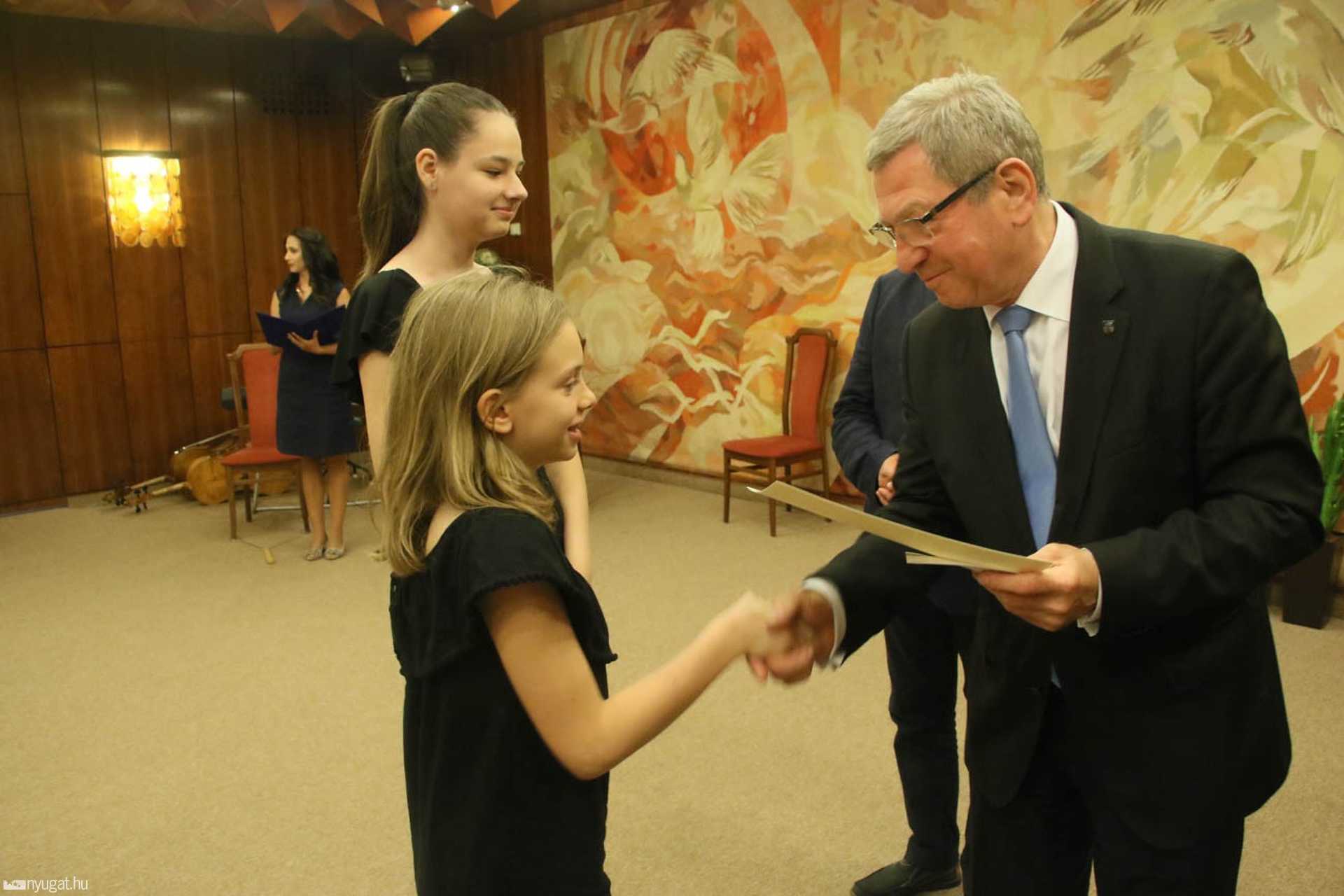 A legeredményesebb tanulóit díjazta Szombathely 