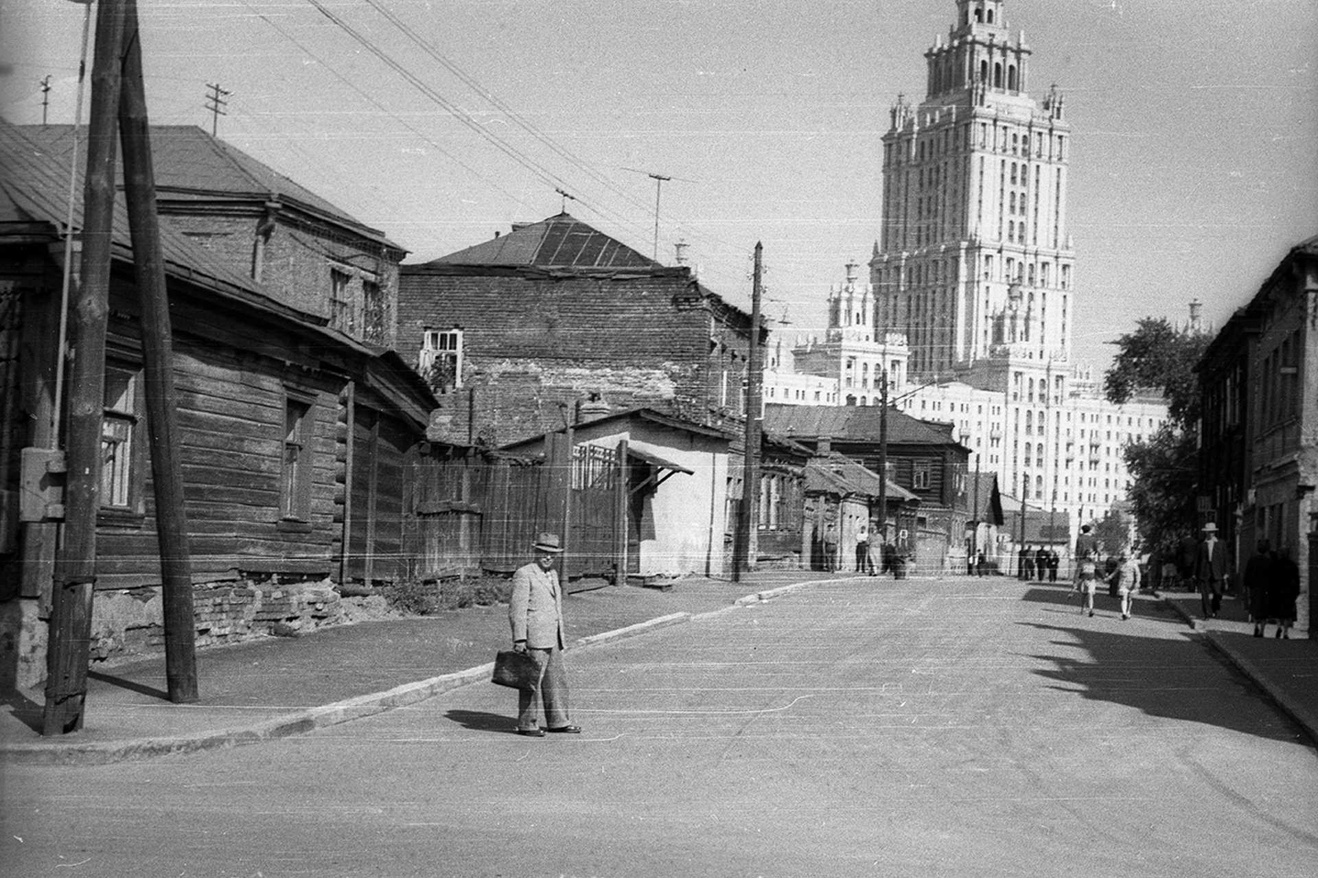 A mára megszűnt Vtoroj Lugovoj pereulok a Malaja Dorogomilovszkaja utca felől nézve, háttérben az Ukrajna Szálló