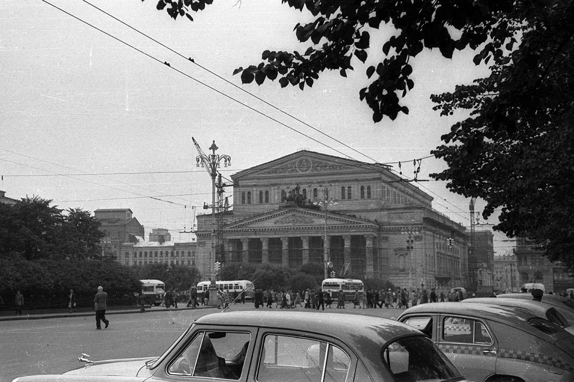 Színház (Szverdlov) tér, háttérben a Nagyszínház (Bolsoj)