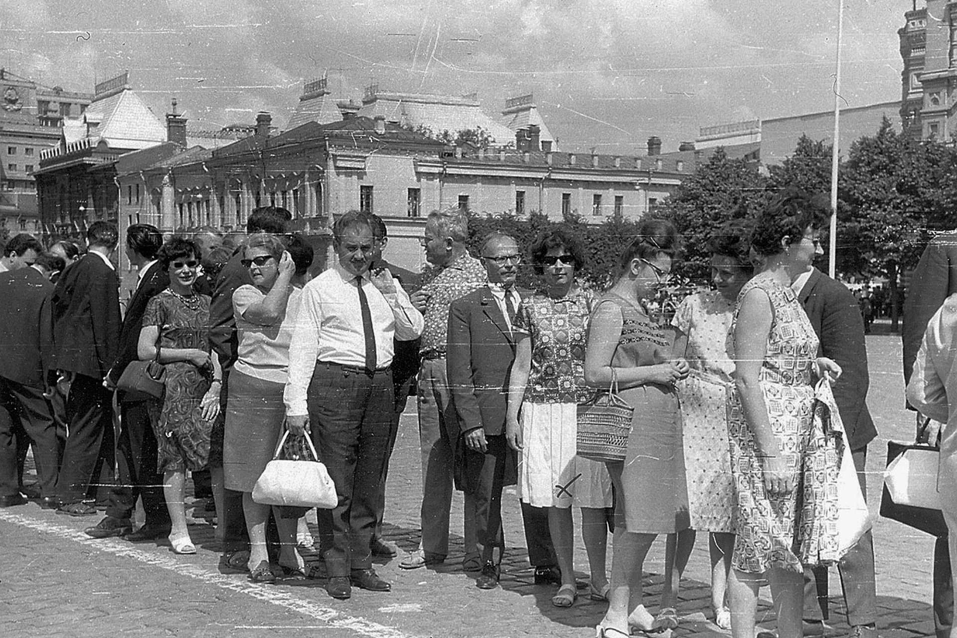 Vörös tér, sorban állók a Lenin mauzóleumhoz