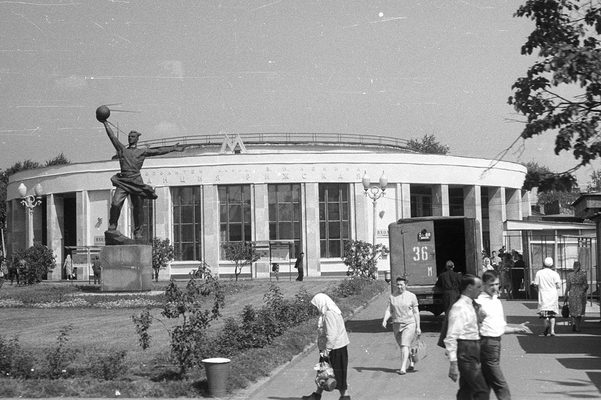 Rizsszkaja metróállomás, előtte a Szputnyik-1 (a világ első műholdja) építőinek állított emlékmű