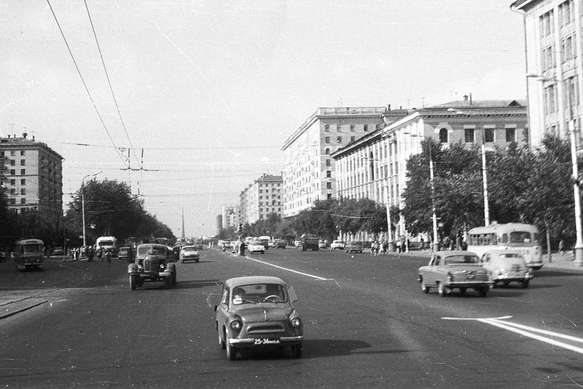 Mir sugárút, a távolban a Világűr Meghódítása emlékmű