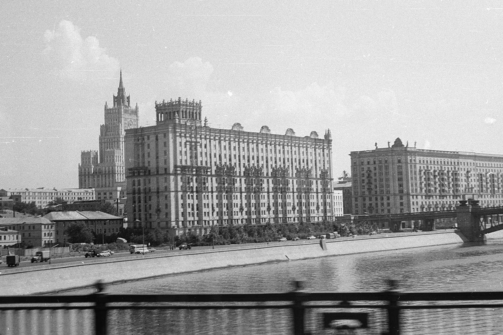 Kilátás a Kutuzov hídról a Szmolenszk rakpartra, háttérben a Külügyminisztérium felhőkarcolója