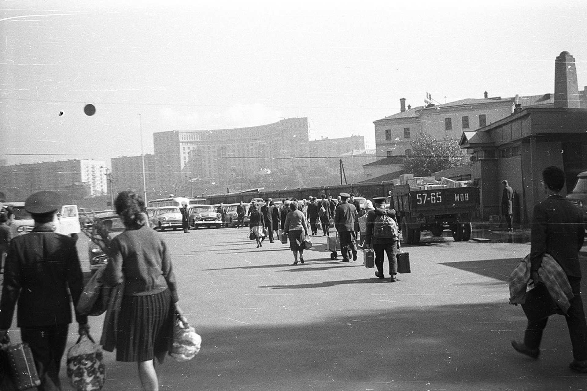 Parkoló a Kijevi Pályaudvar előtt