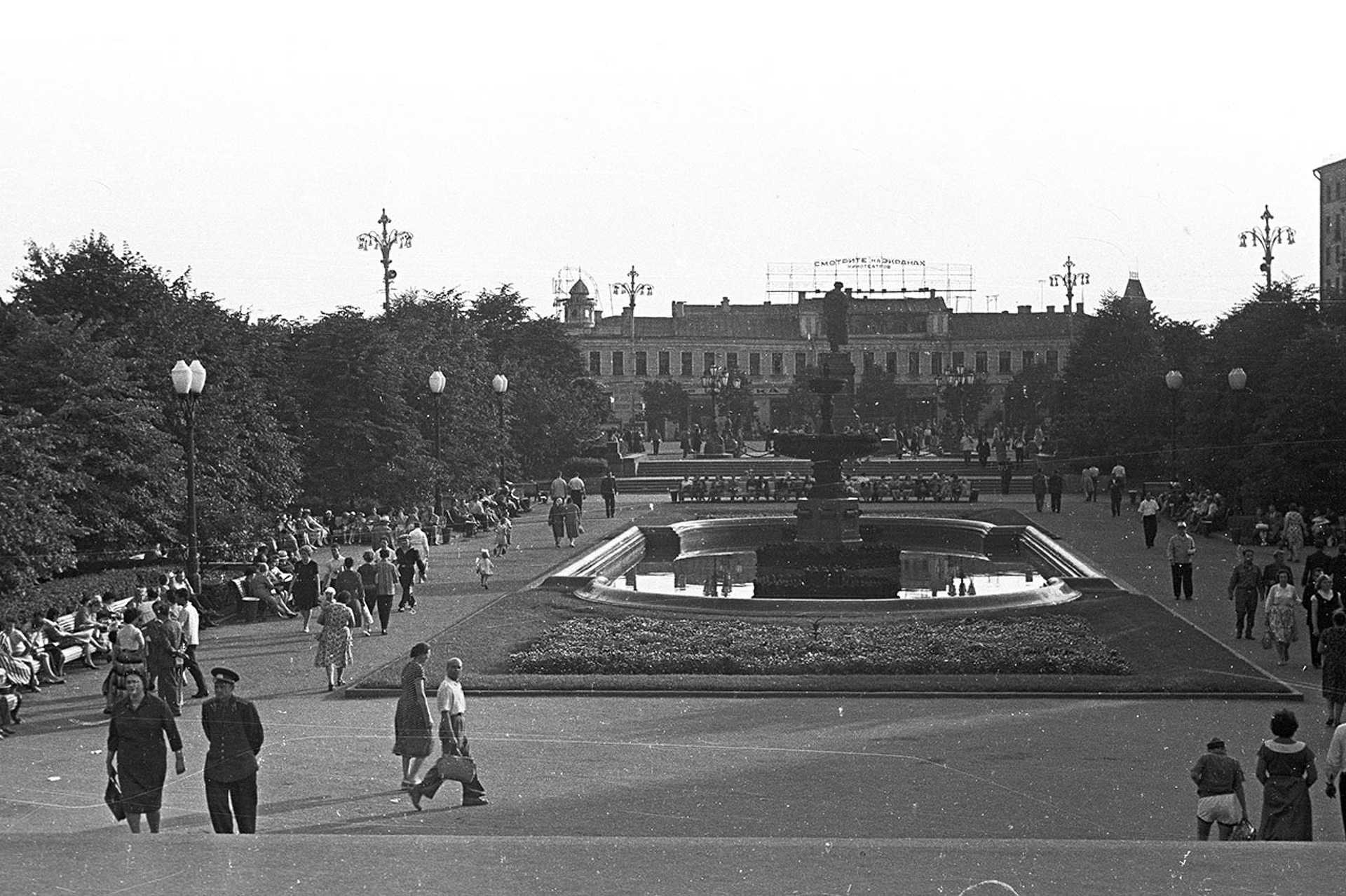 Puskin tér, Puskin szobor