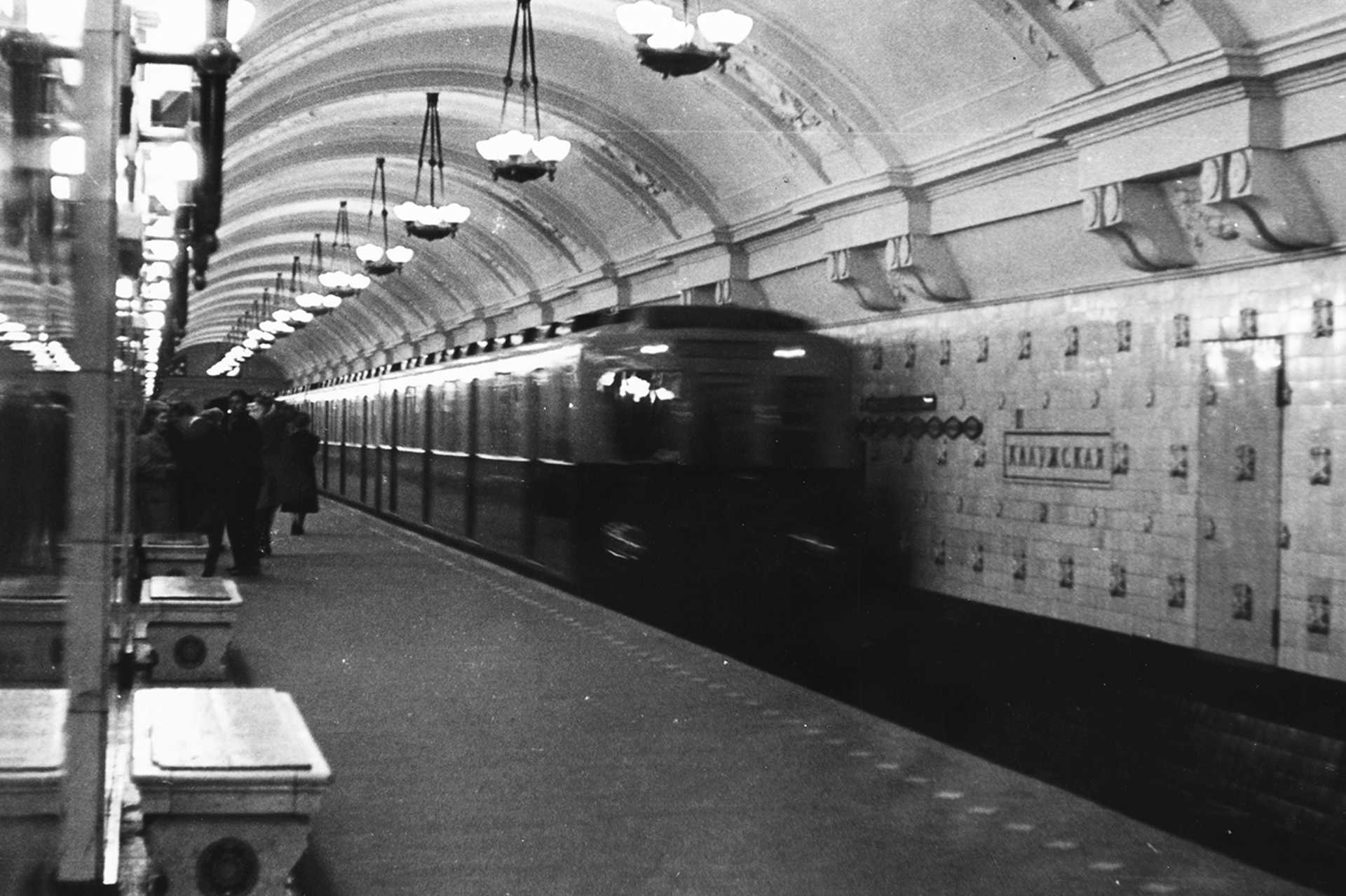 Oktjabrszkaja (ekkor Kaluzsszkaja) metróállomás