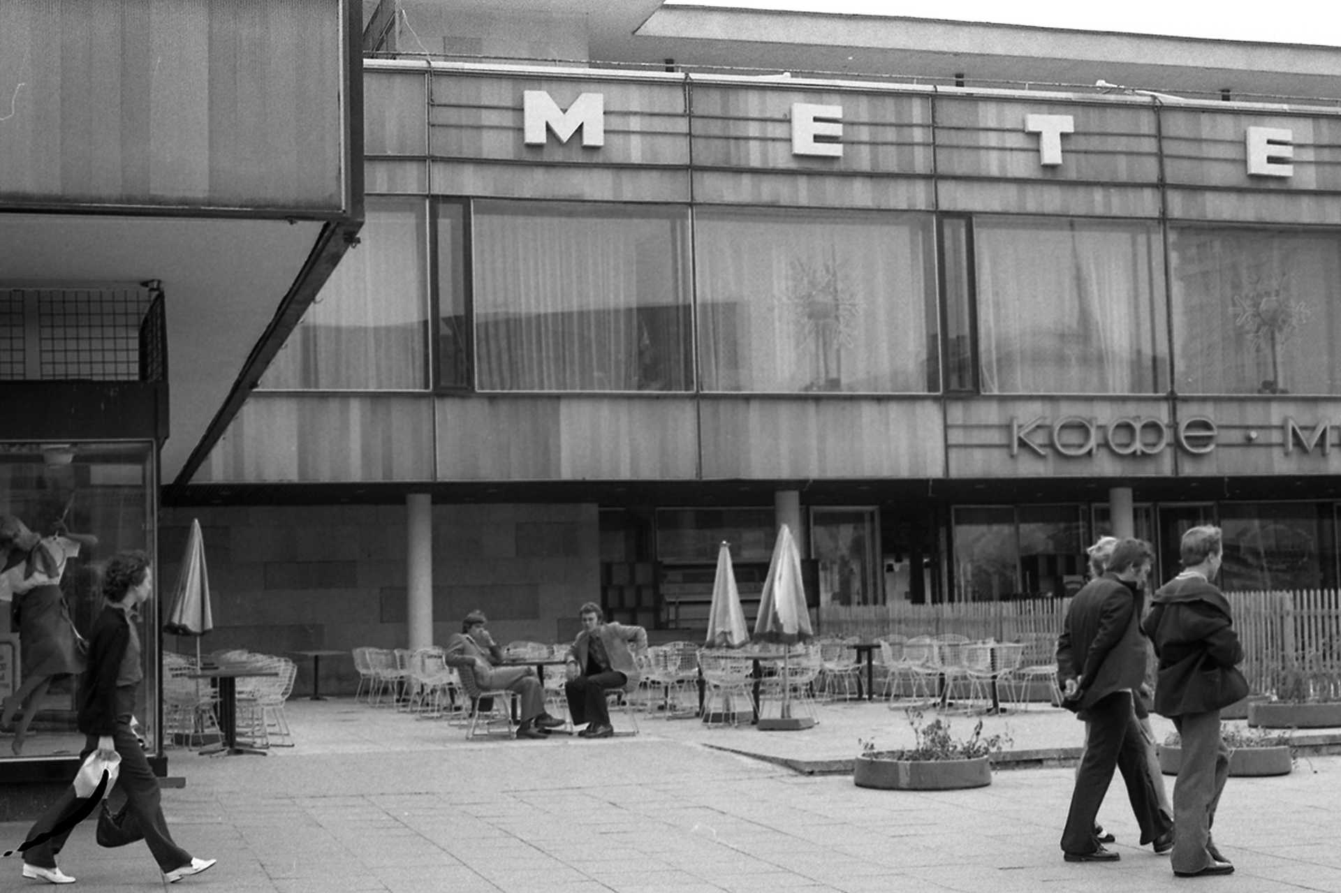 Novij Arbat (ekkor Kalinyin) sugárút, a felvétel a Metelica cukrászda előtt készült