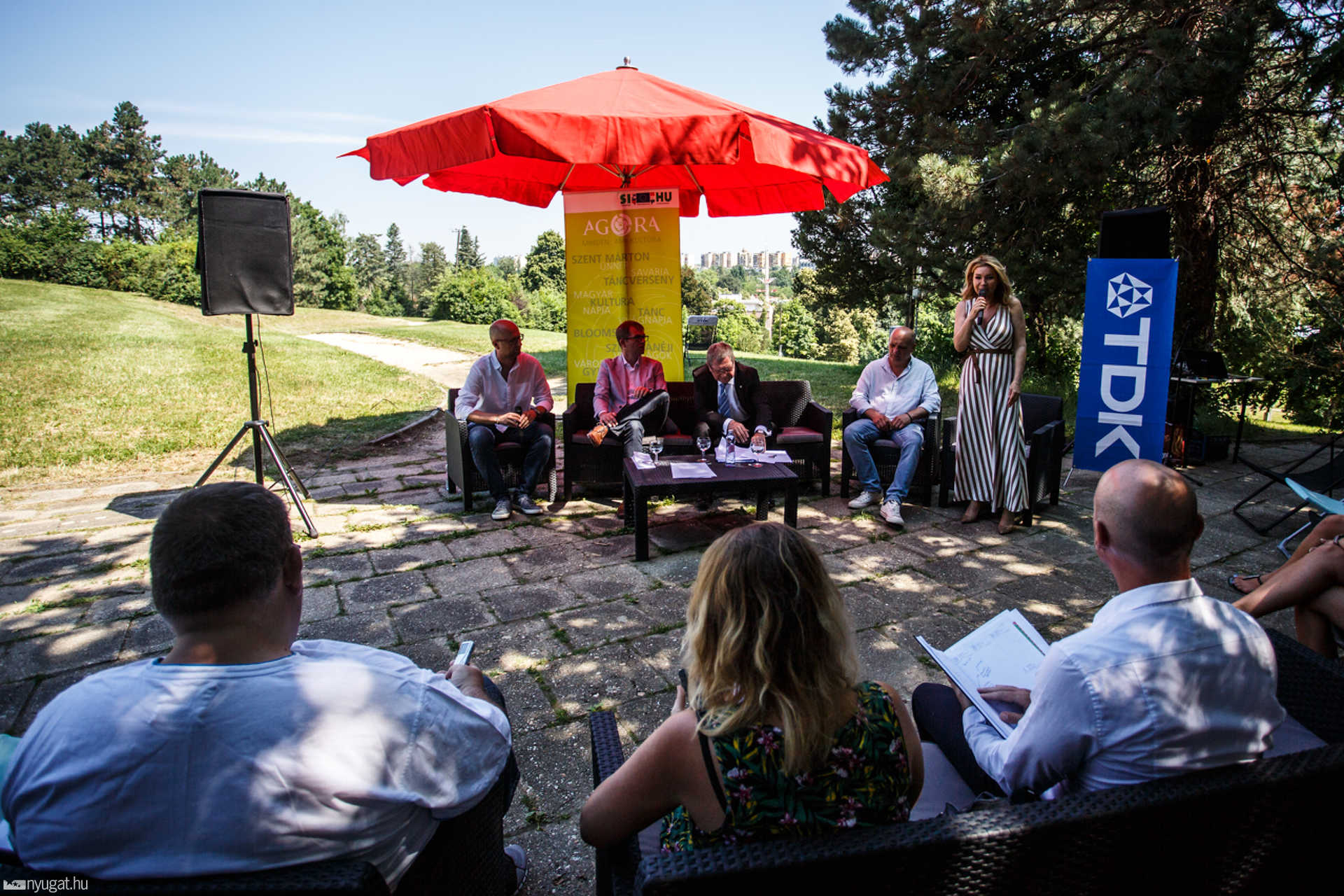 AGORA sajtótájékoztató az Emlékmű mellett