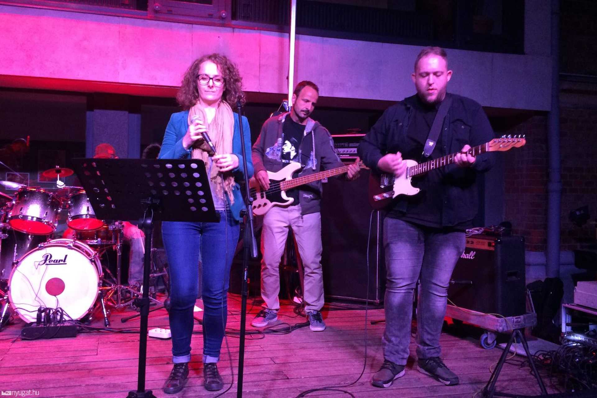 Bara Blues a zsinagógaudvarban