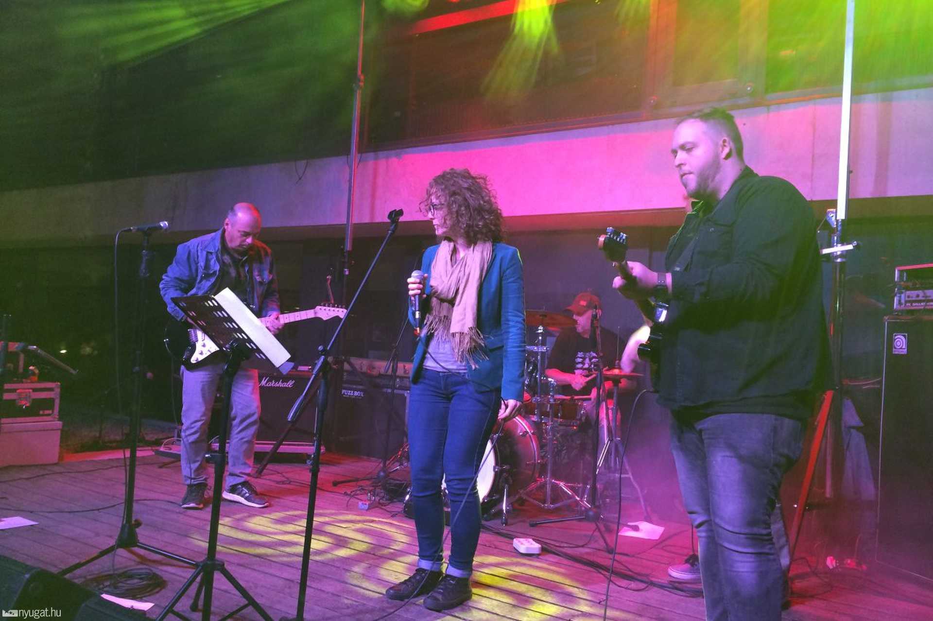 Bara Blues a zsinagógaudvarban