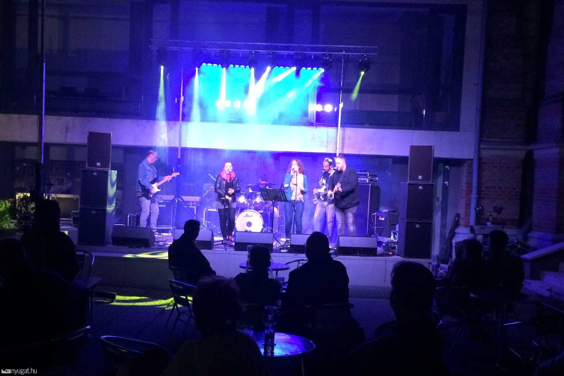 Bara Blues a zsinagógaudvarban