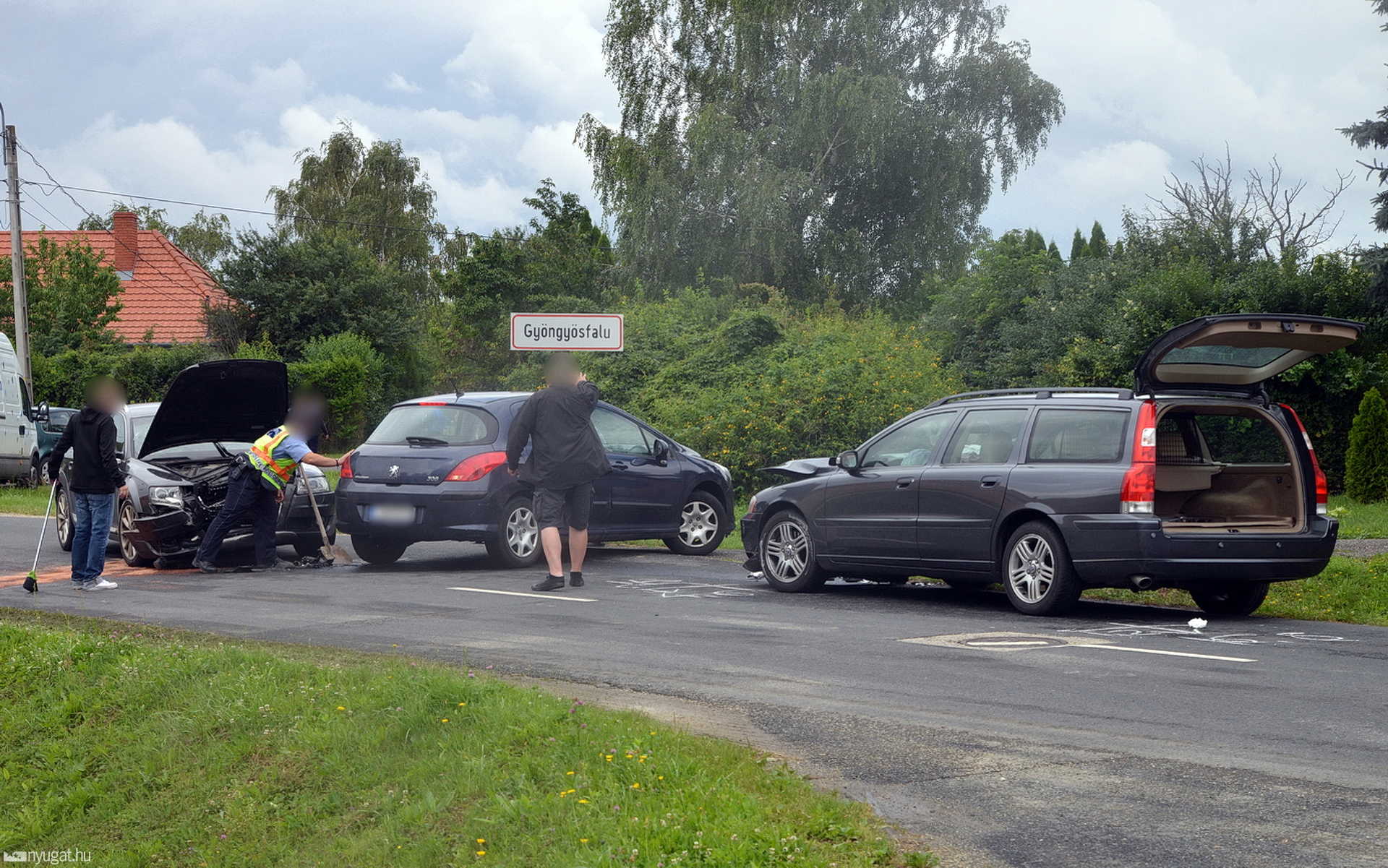 Volvo elé sodródott egy Audi Gyöngyösfaluban - ketten megsérültek