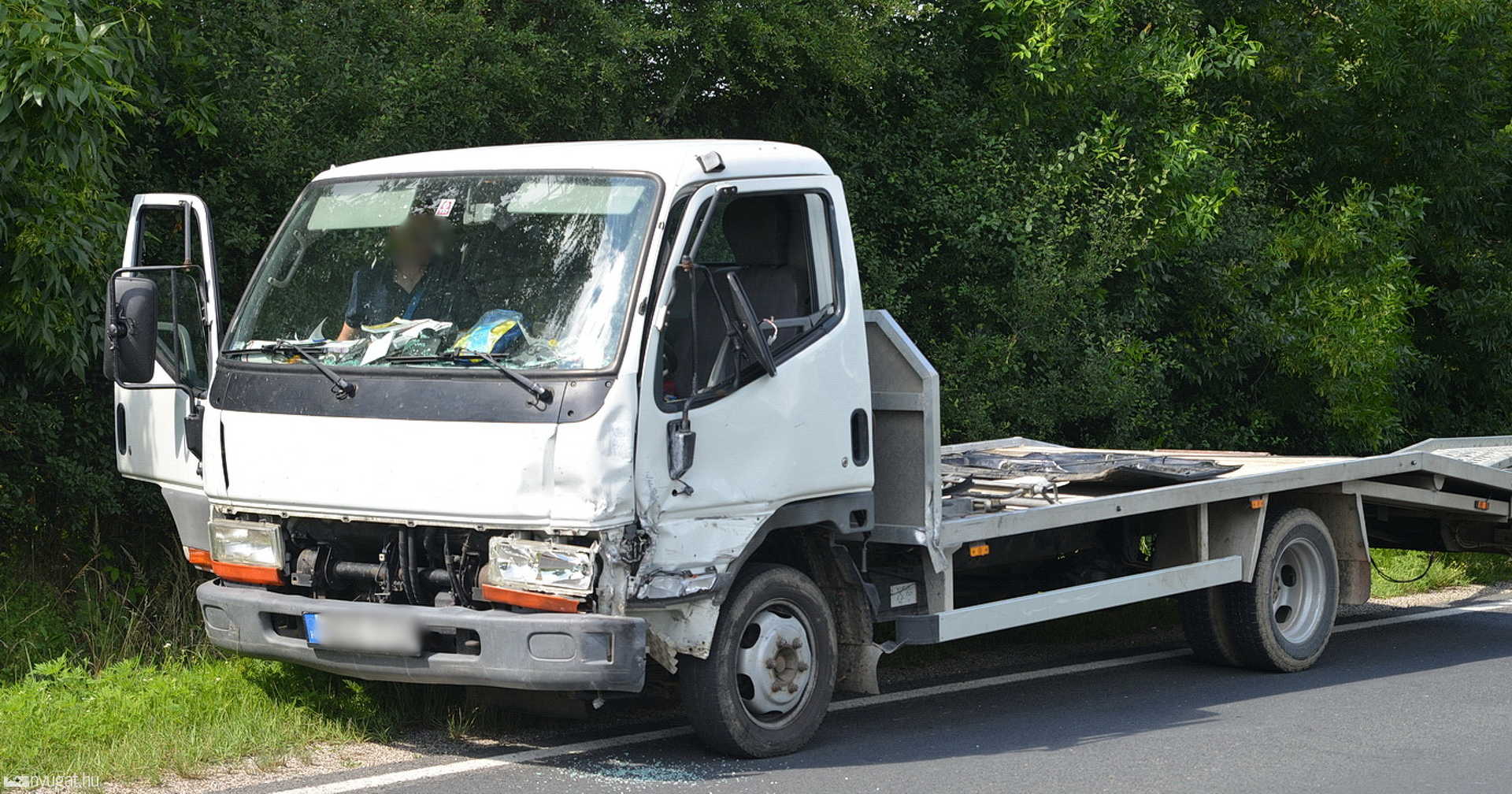 Tréler gyalulta le a Renault oldalát Csákánydoroszlónál