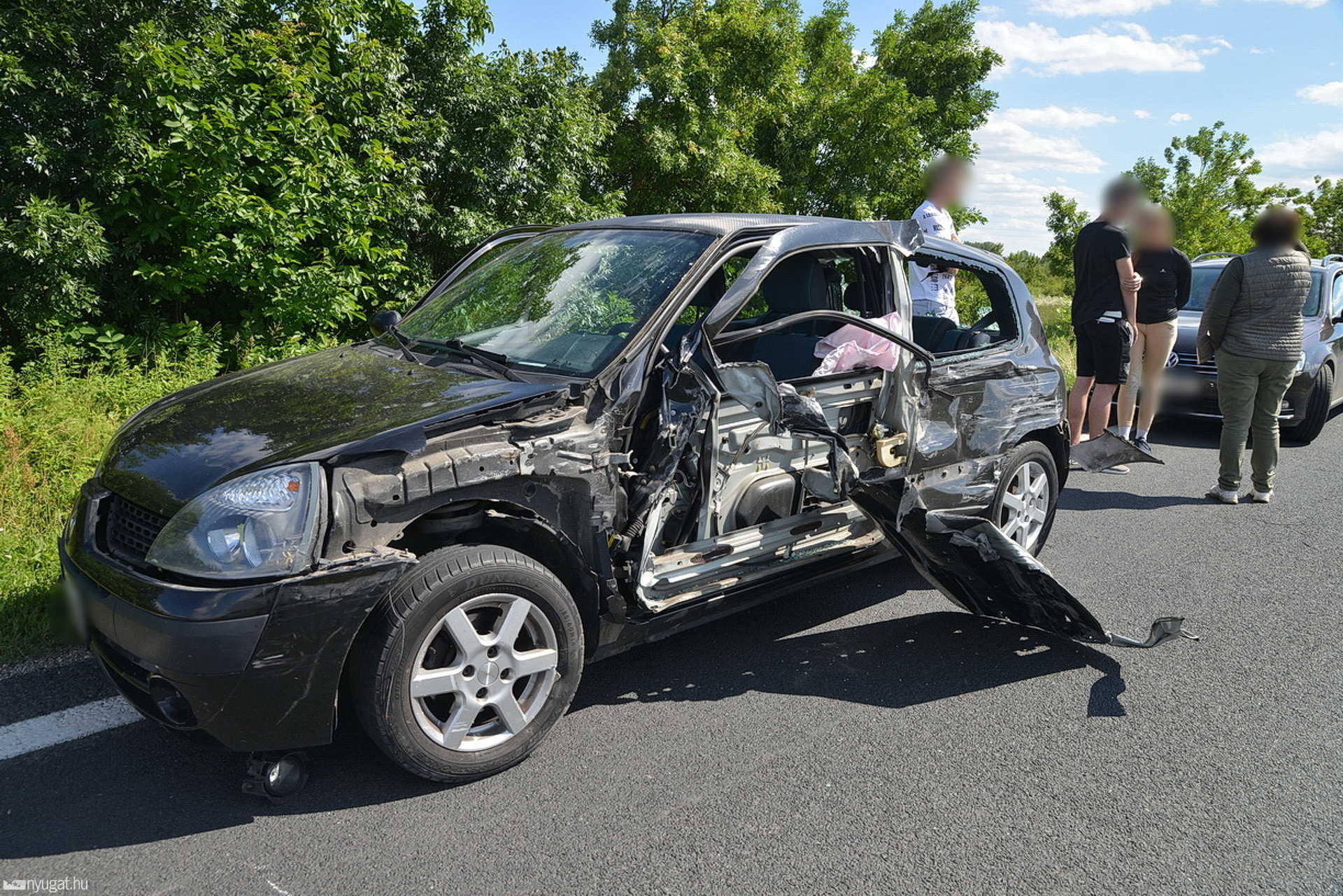 Tréler gyalulta le a Renault oldalát Csákánydoroszlónál
