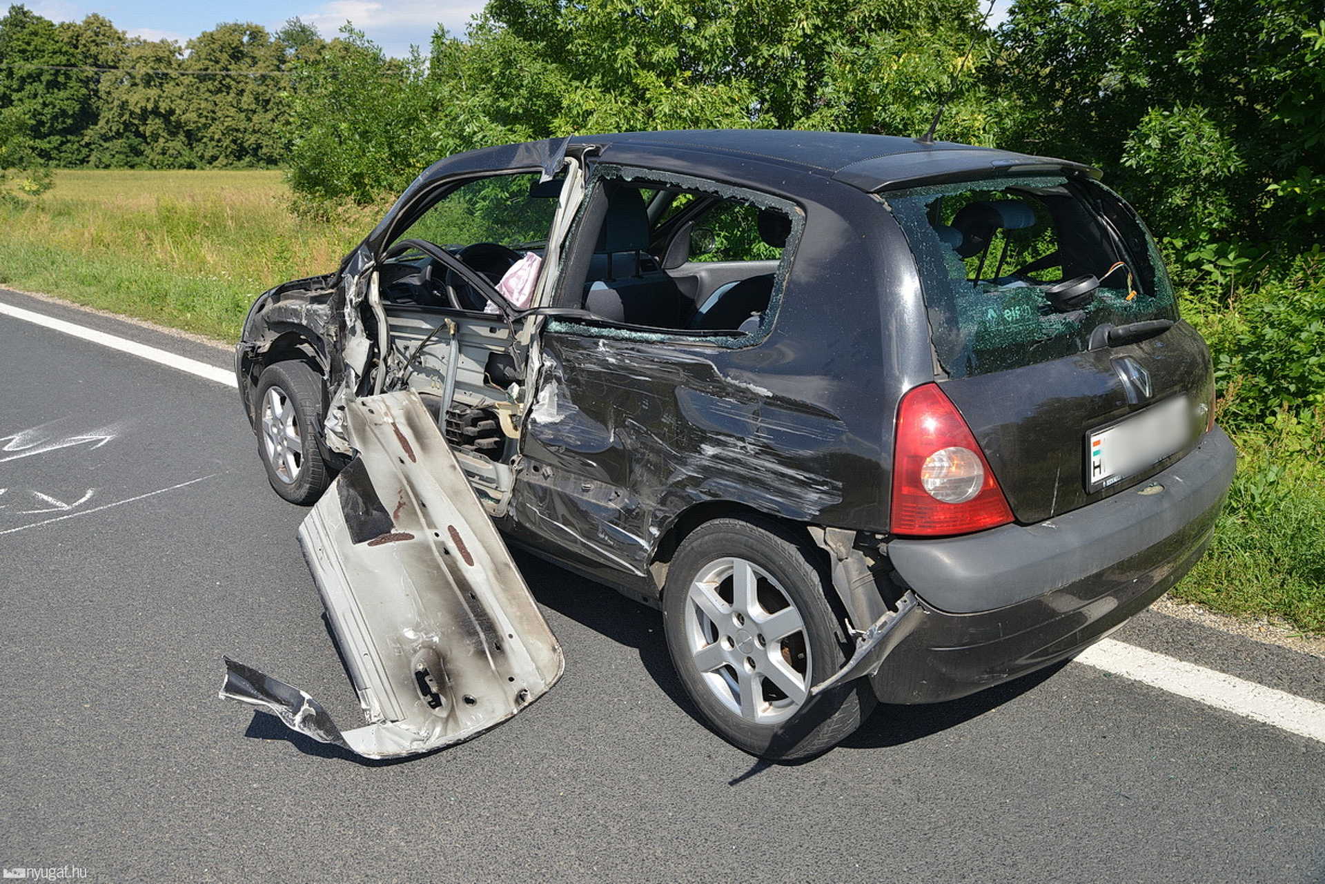 Tréler gyalulta le a Renault oldalát Csákánydoroszlónál