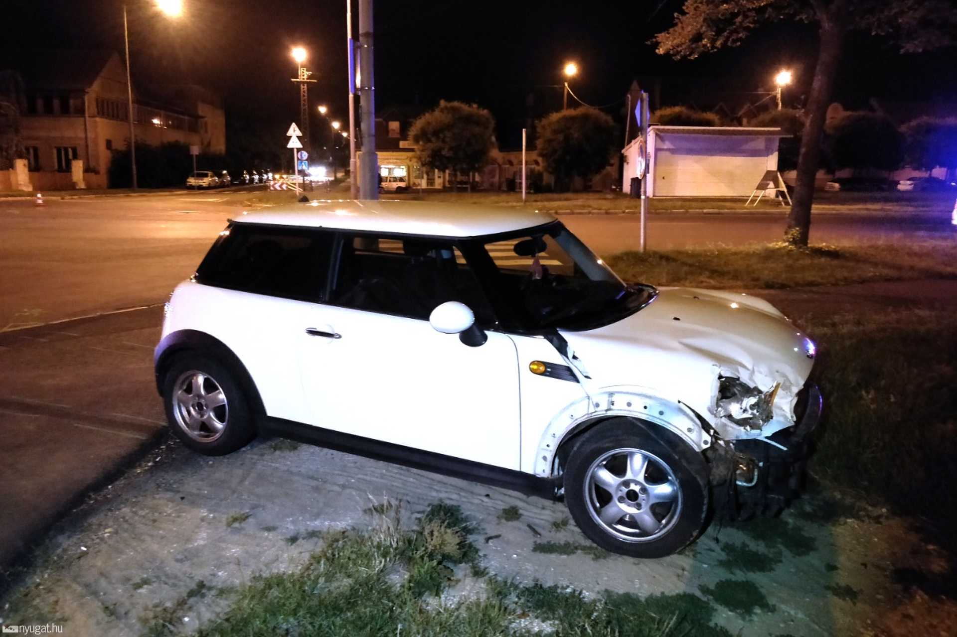 Chrysler és Mini ütközött vasárnap éjjel Szombathelyen