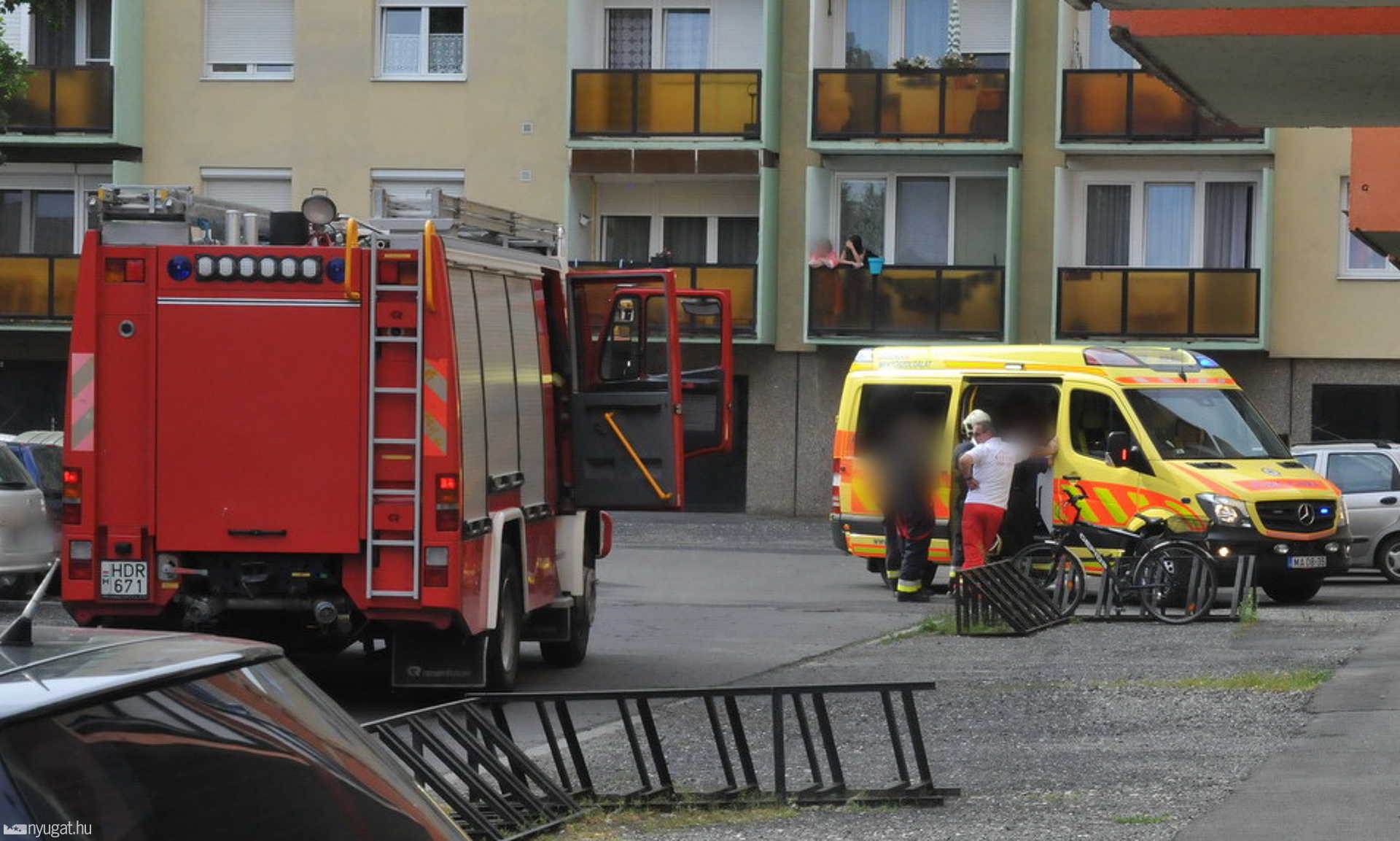 Tűzoltók, mentők a Barátság utcában