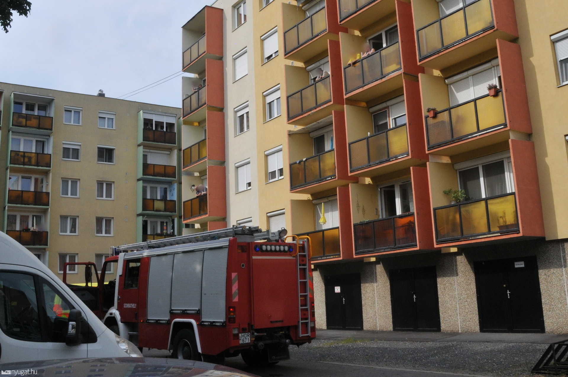 Tűzoltók, mentők a Barátság utcában