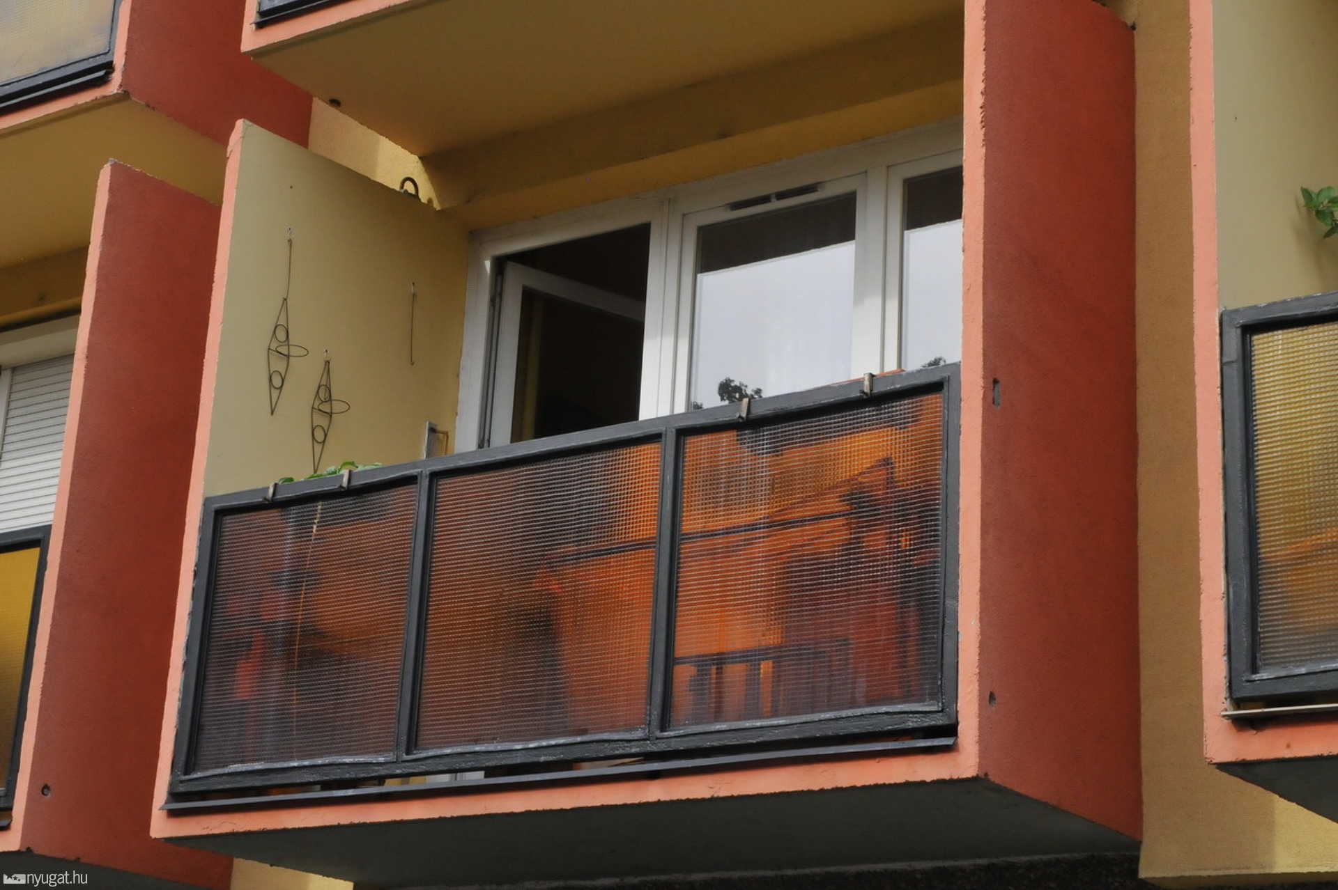 Tűzoltók, mentők a Barátság utcában