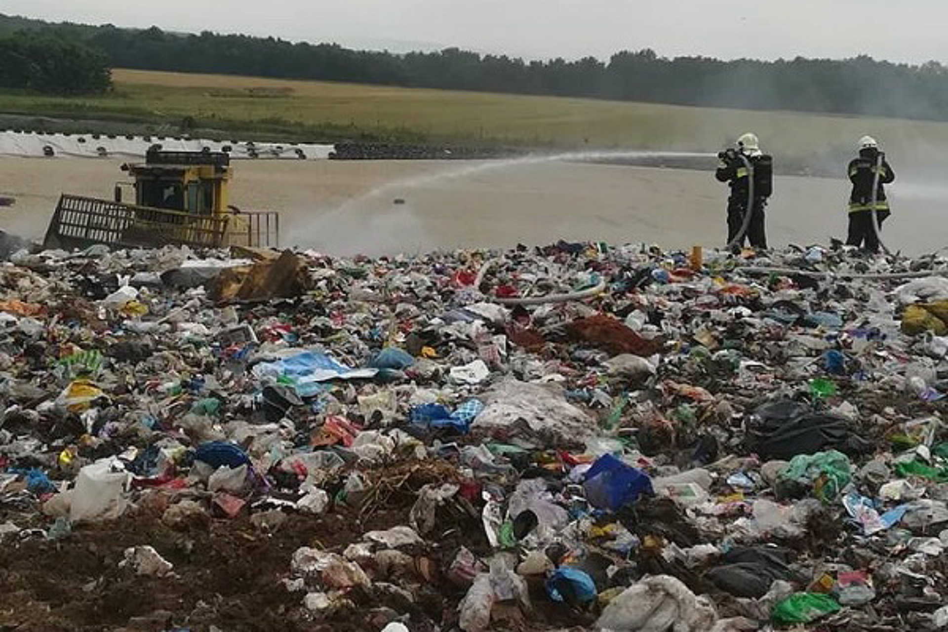Négyszáz négyzetméternyi hulladék lángolt Harasztifalu külterületén