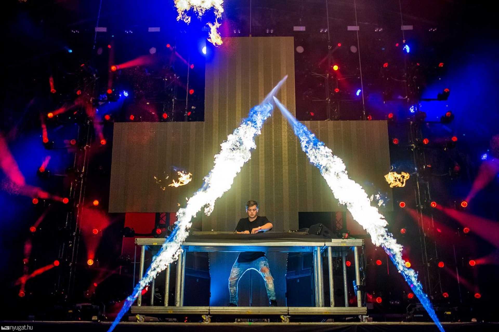Martin Garrix izzítja hangszerét
