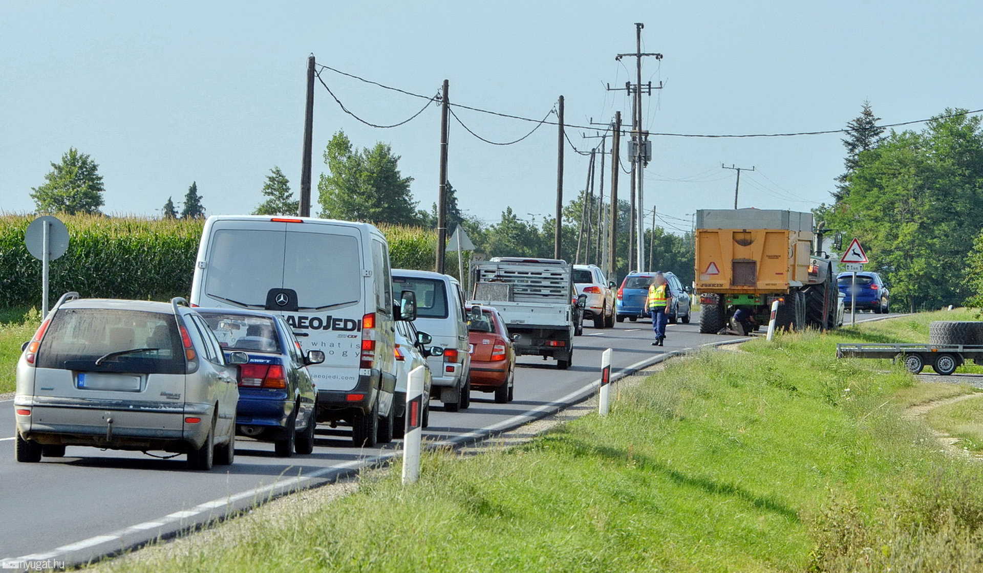 Defektes munkagép okoz torlódást a 86-os főúton, Szombathely közelében