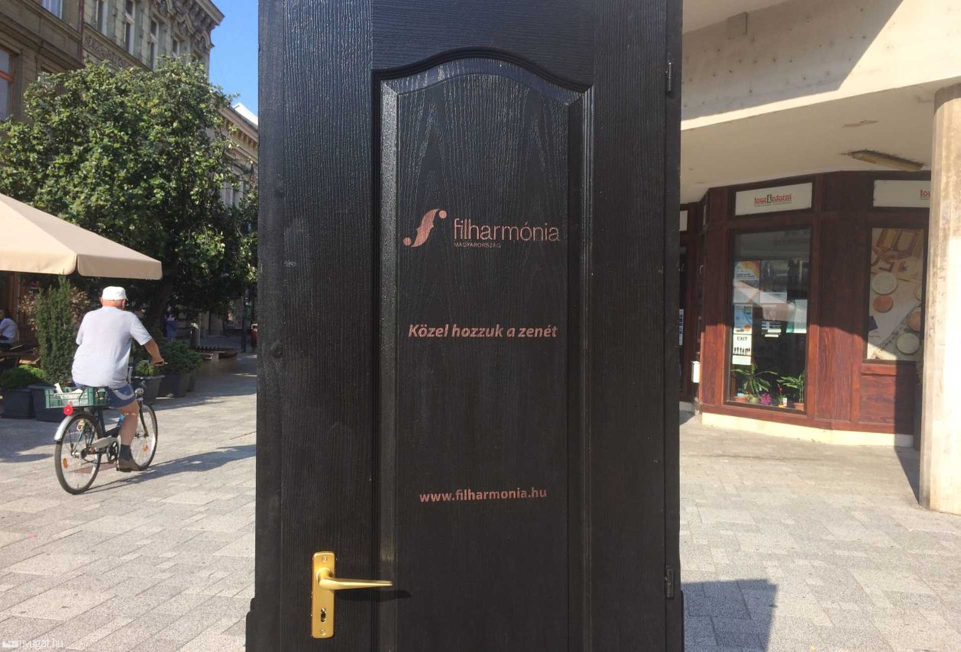 Ajtók a szombathelyi Főtéren