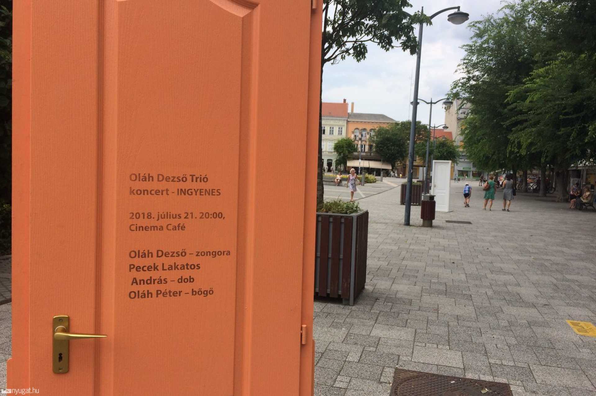 Ajtók a szombathelyi Főtéren 