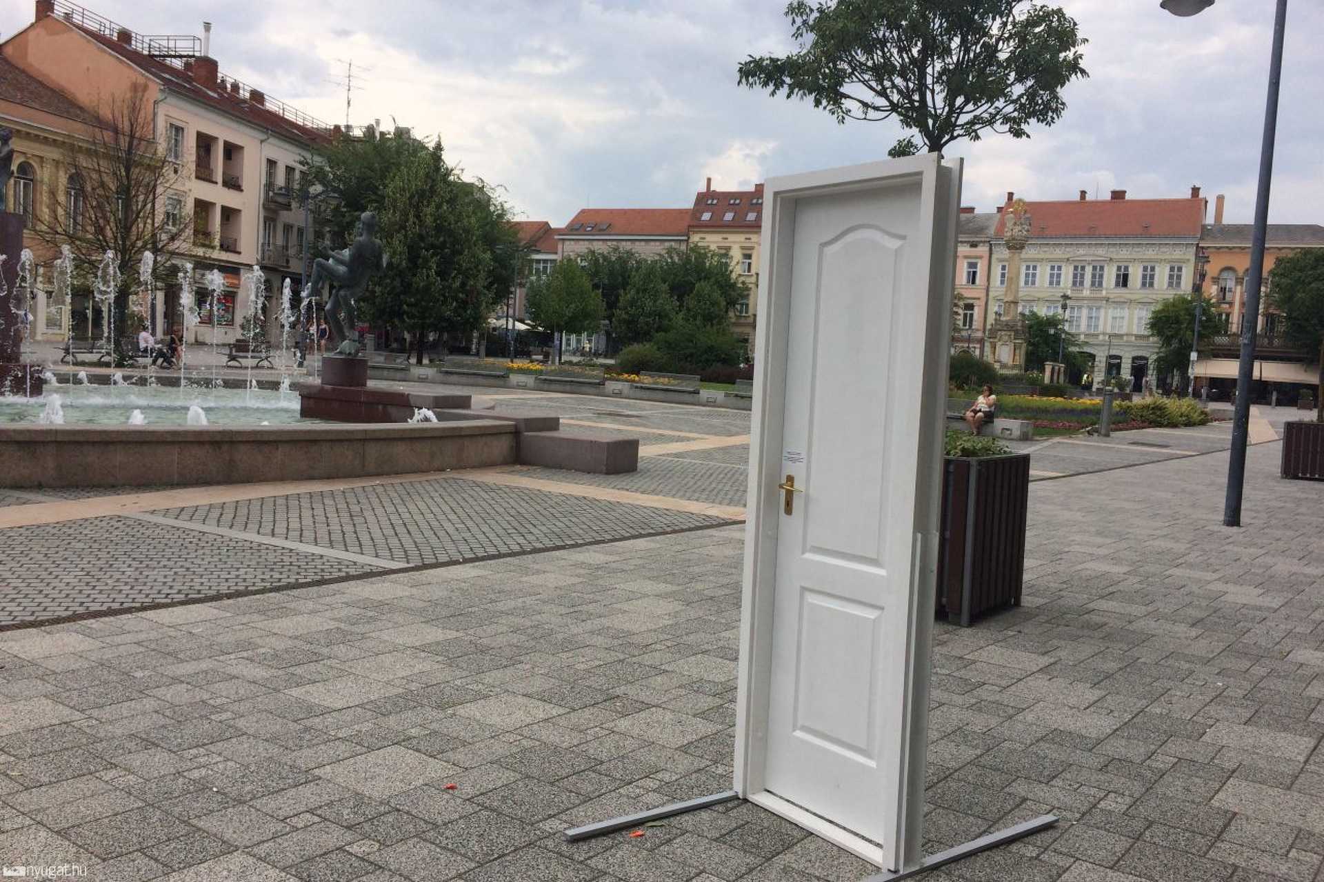 Ajtók a szombathelyi Főtéren 