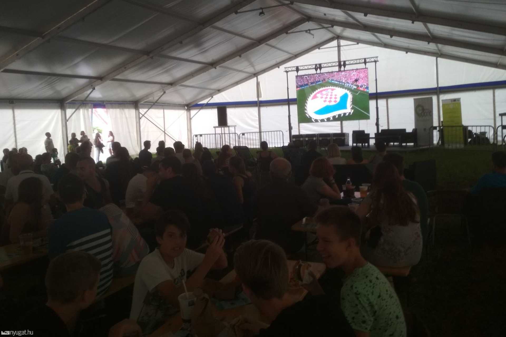 Teltház a szurkolói sátorban a vb-döntőn