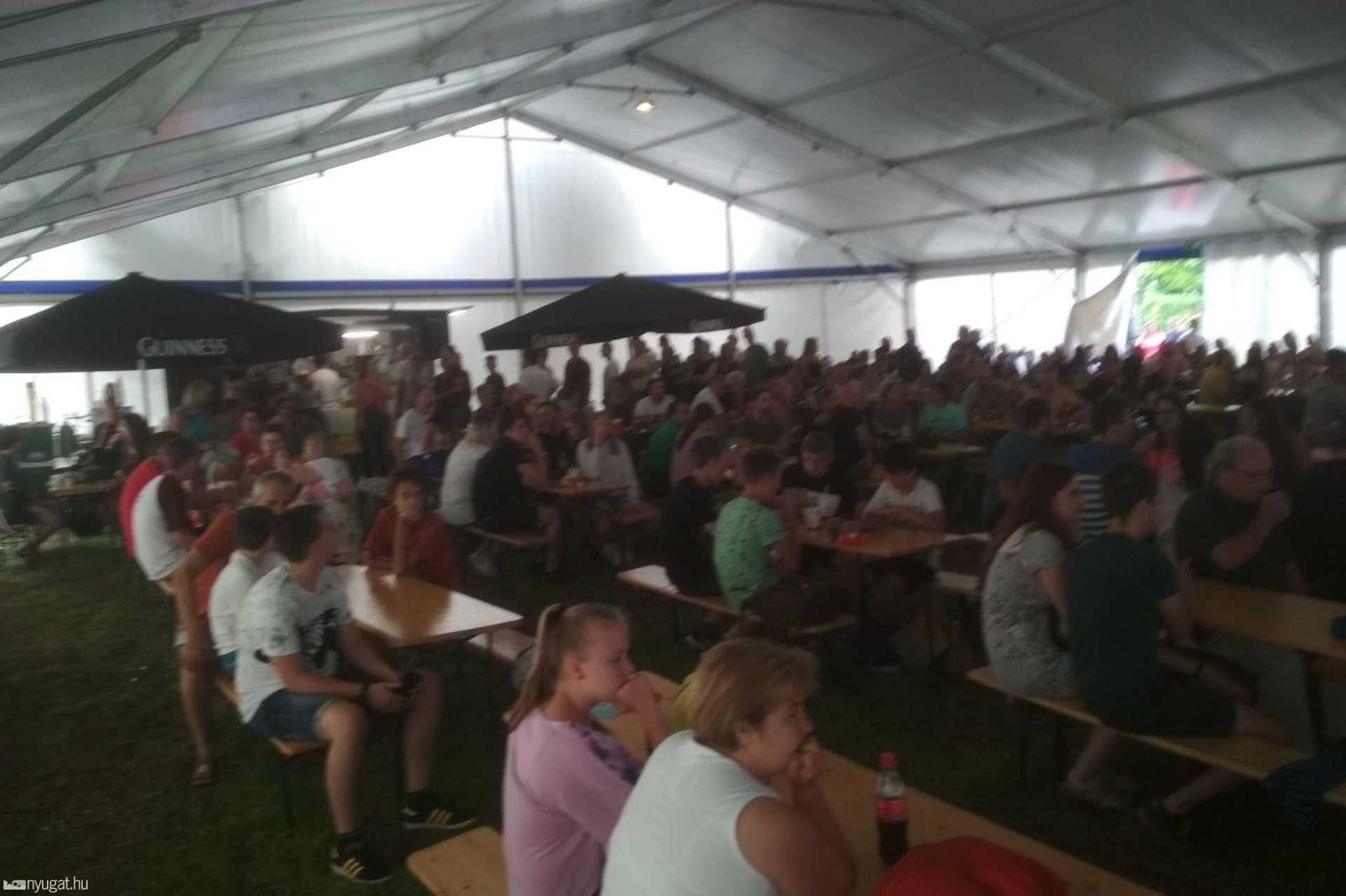 Teltház a szurkolói sátorban a vb-döntőn
