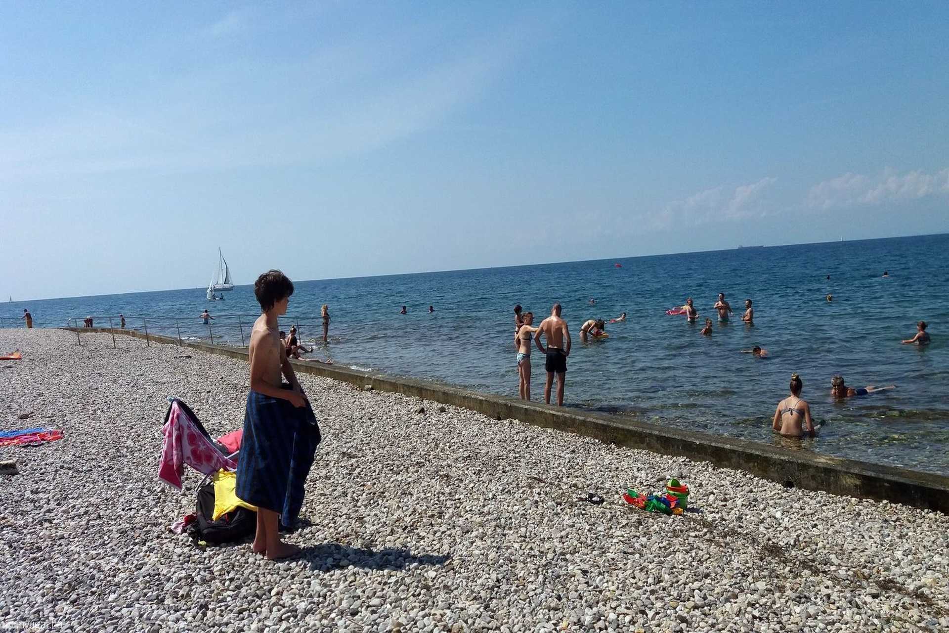 Izola köves strandja - Bebarangoltuk a szlovén tengerpartot