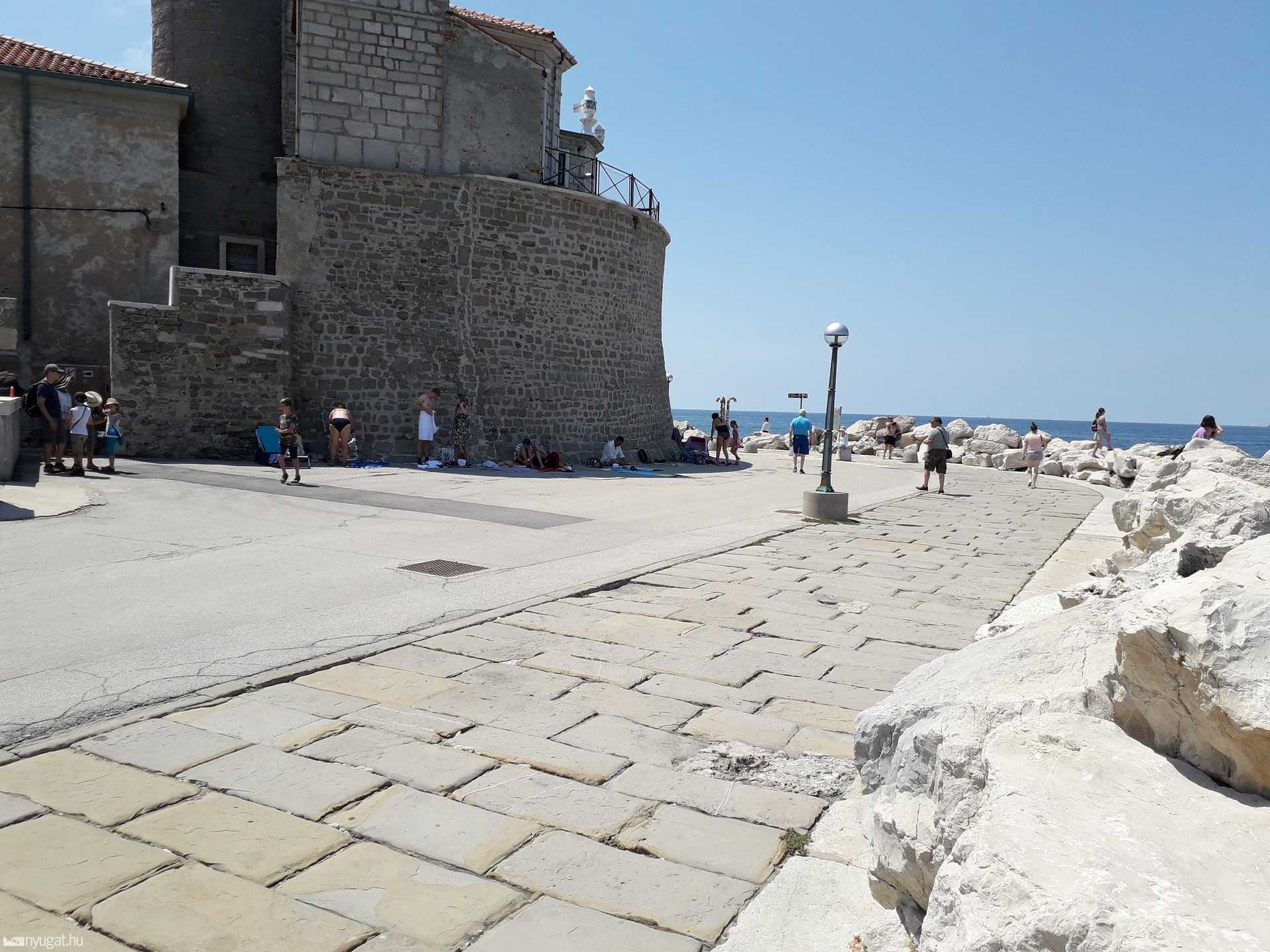 Strandolás és napozás Piranban, a templom tövében is